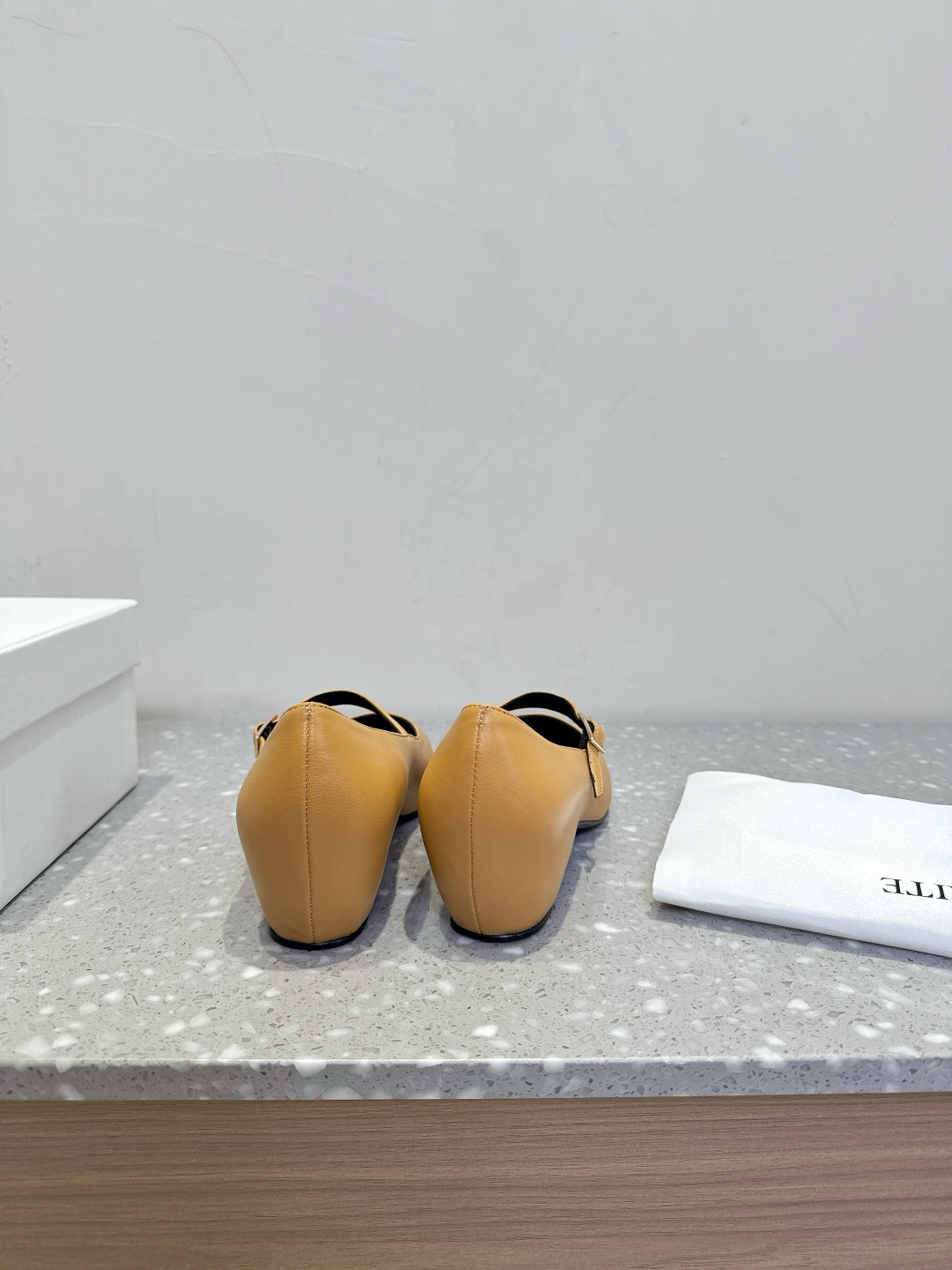 Fashion brand Khaite offers avant-garde, elegant designs with a loyal following among fashion enthusiasts. Key details on footwear provided. - 图片 6