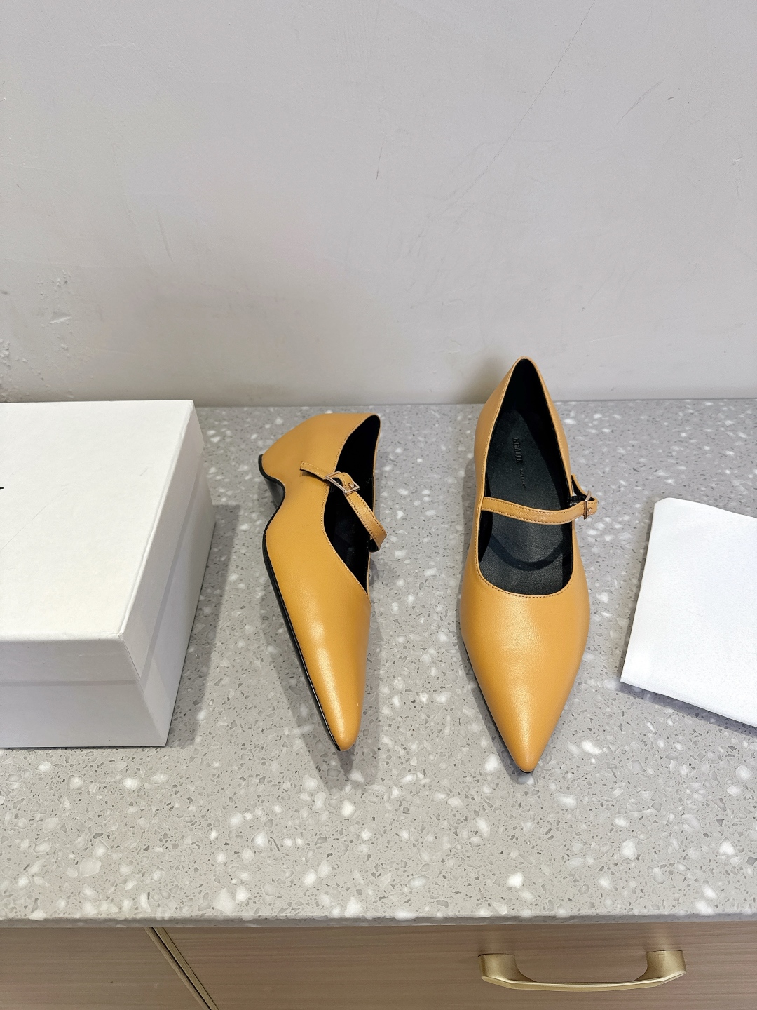 Fashion brand Khaite offers avant-garde, elegant designs with a loyal following among fashion enthusiasts. Key details on footwear provided. - 图片 3