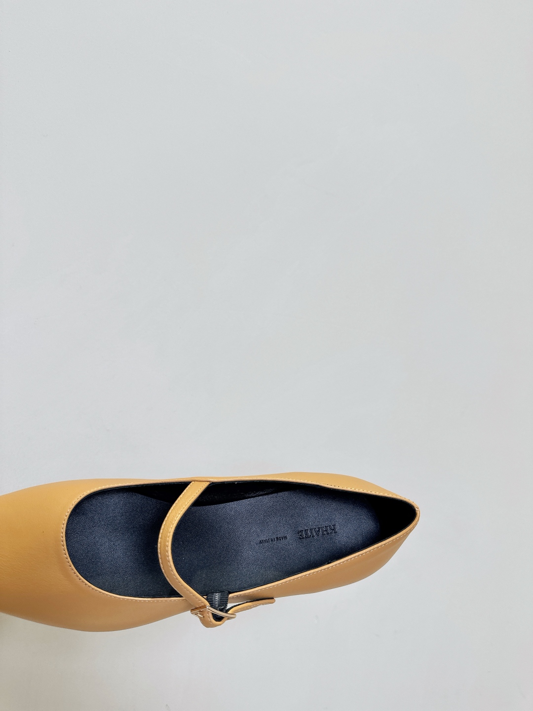 Fashion brand Khaite offers avant-garde, elegant designs with a loyal following among fashion enthusiasts. Key details on footwear provided. - 图片 8