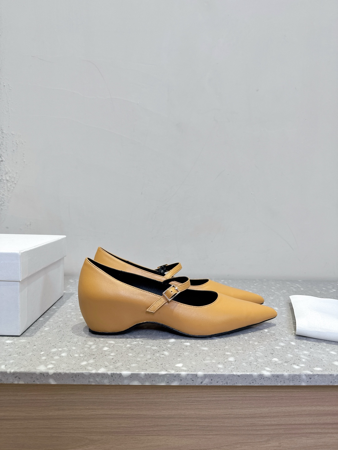 Fashion brand Khaite offers avant-garde, elegant designs with a loyal following among fashion enthusiasts. Key details on footwear provided. - 图片 5