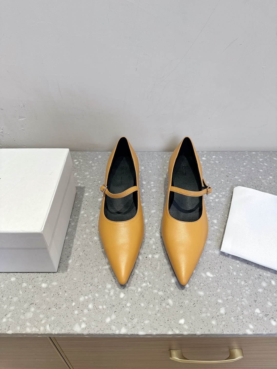 Fashion brand Khaite offers avant-garde, elegant designs with a loyal following among fashion enthusiasts. Key details on footwear provided. - 图片 2