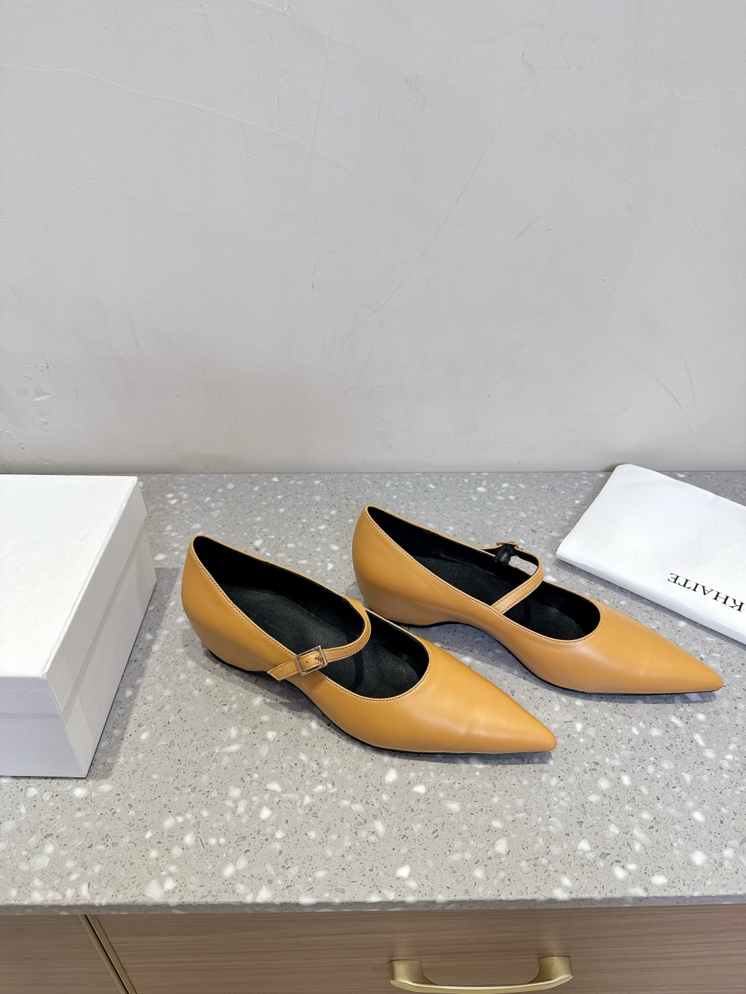 Fashion brand Khaite offers avant-garde, elegant designs with a loyal following among fashion enthusiasts. Key details on footwear provided. - 图片 4