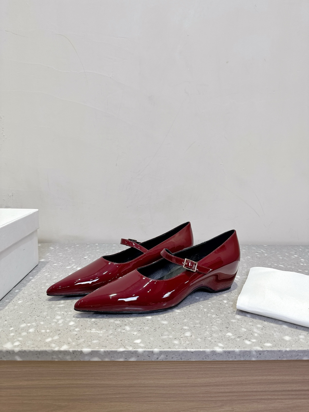 Title: Khaite Fashion Brand Overview Summary: Khaite is known for avant-garde designs, popular among fashion influencers and independent women for its elegance.