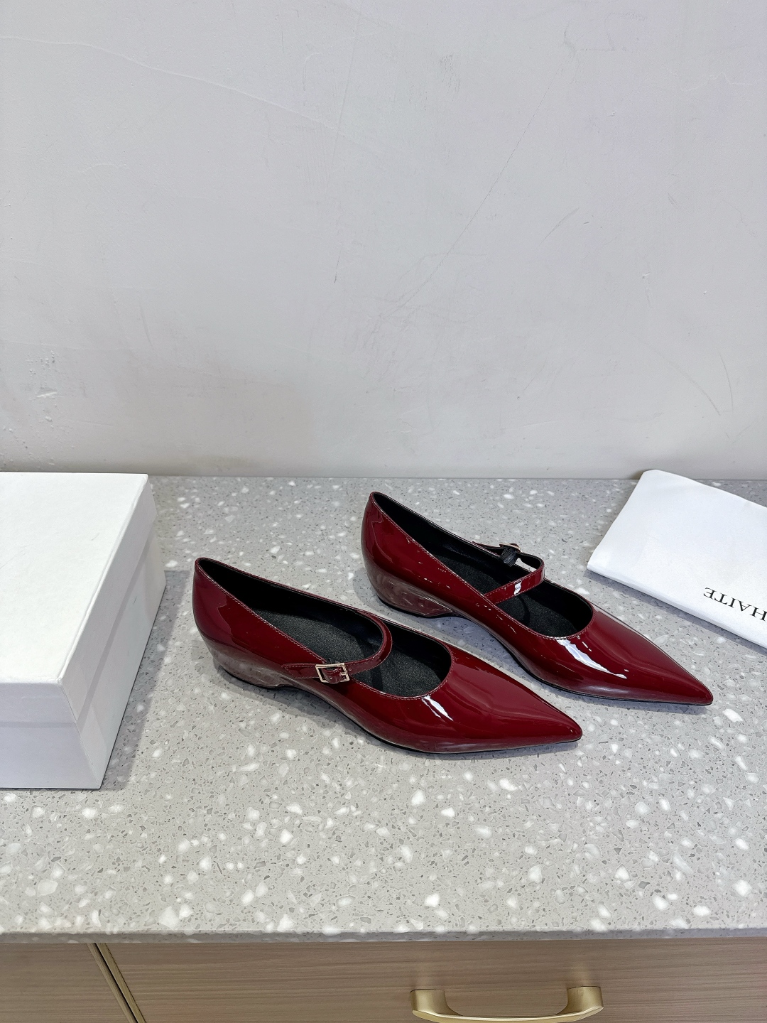 Title: Khaite Fashion Brand Overview Summary: Khaite is known for avant-garde designs, popular among fashion influencers and independent women for its elegance. - 图片 4