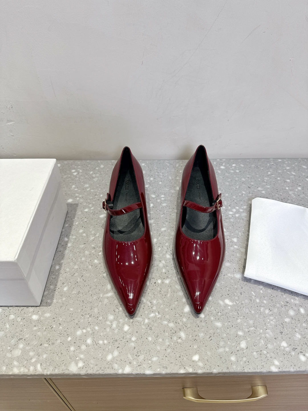 Title: Khaite Fashion Brand Overview Summary: Khaite is known for avant-garde designs, popular among fashion influencers and independent women for its elegance. - 图片 2