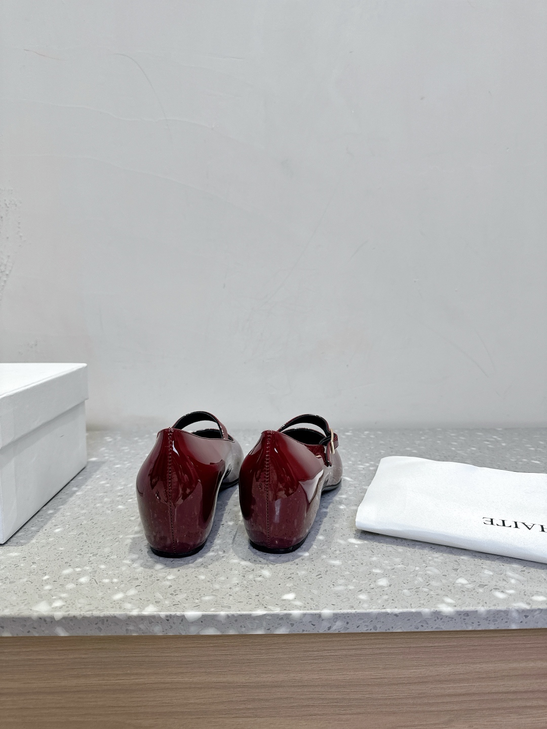 Title: Khaite Fashion Brand Overview Summary: Khaite is known for avant-garde designs, popular among fashion influencers and independent women for its elegance. - 图片 6