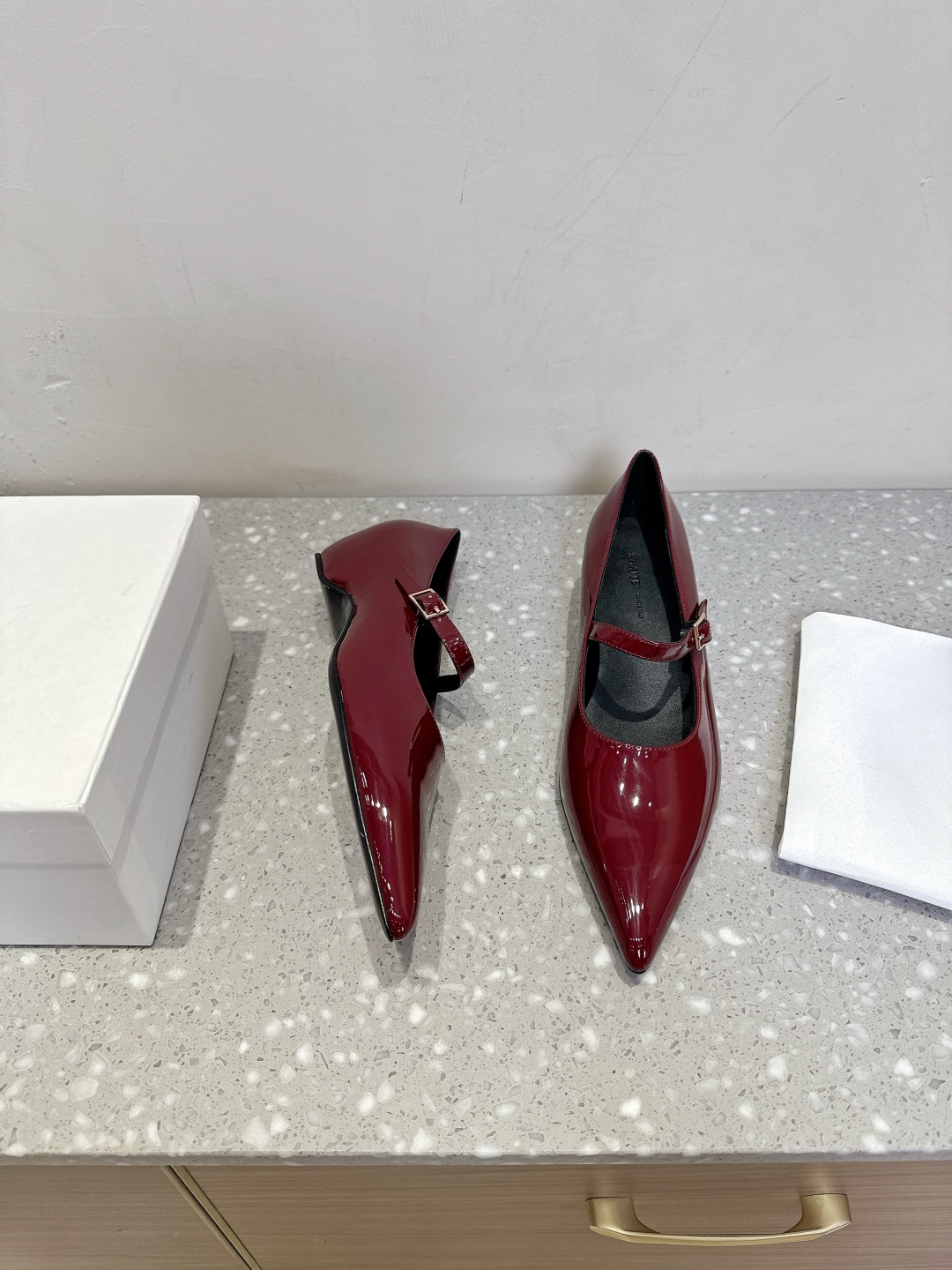 Title: Khaite Fashion Brand Overview Summary: Khaite is known for avant-garde designs, popular among fashion influencers and independent women for its elegance. - 图片 3
