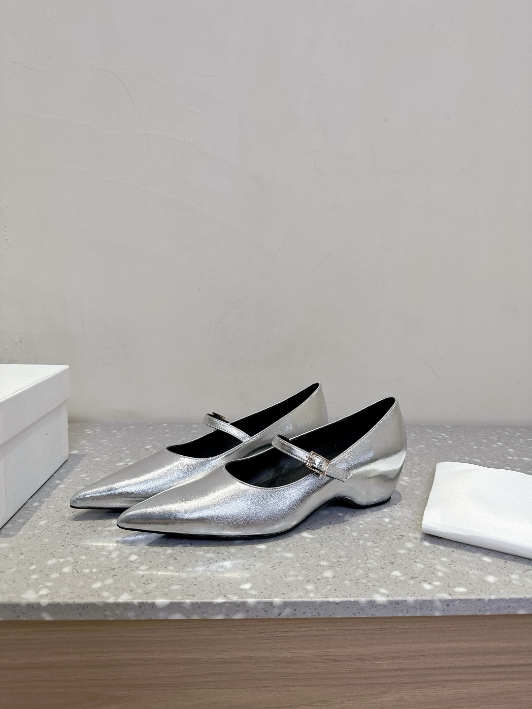 Khaite Spring and Summer Collection: Avant-Garde Designs Loved by Fashion Celebrities and Independent Women