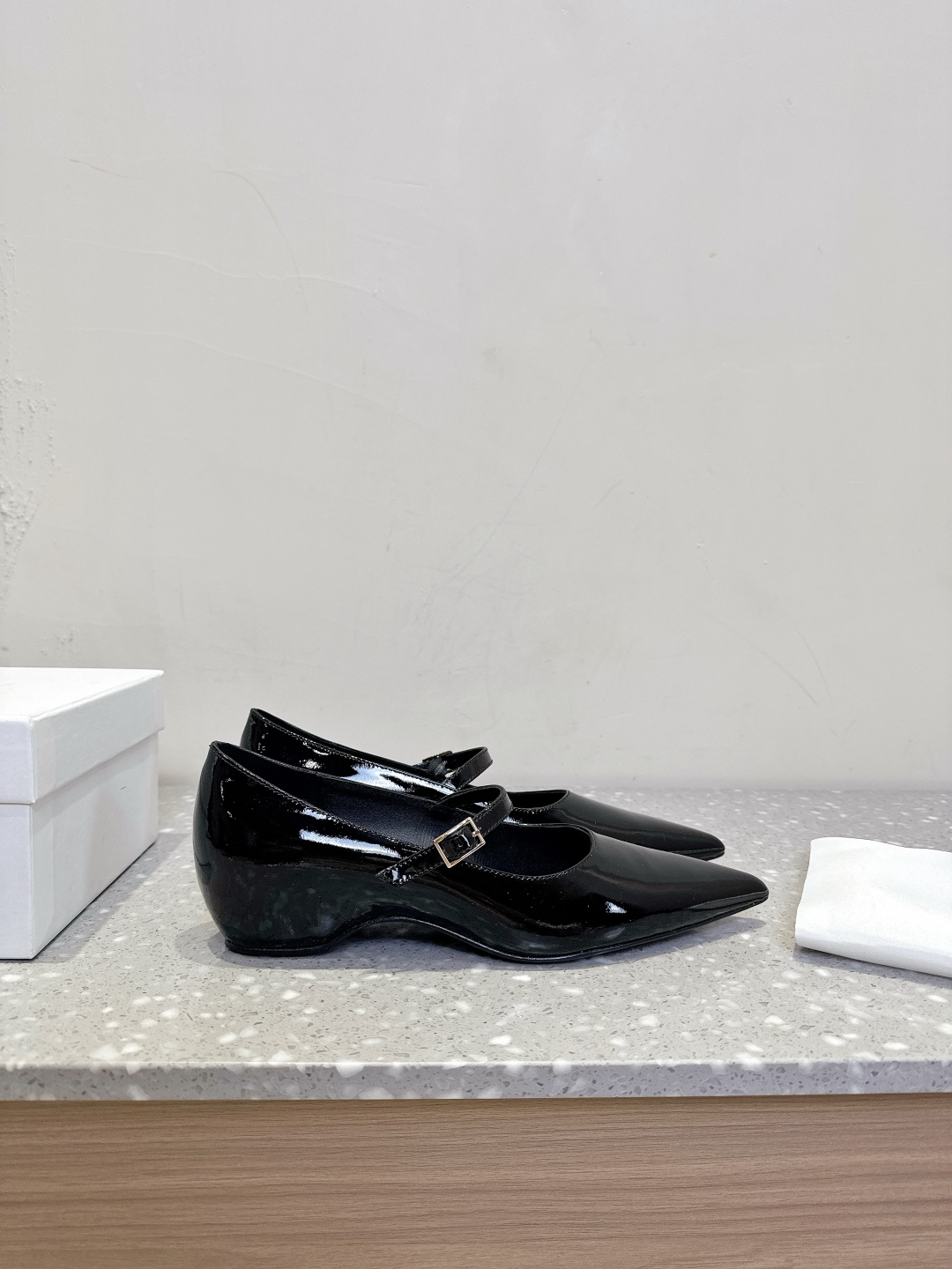 Khaite Spring and Summer Collection: Avant-Garde Fashion for Independent Women - 图片 5