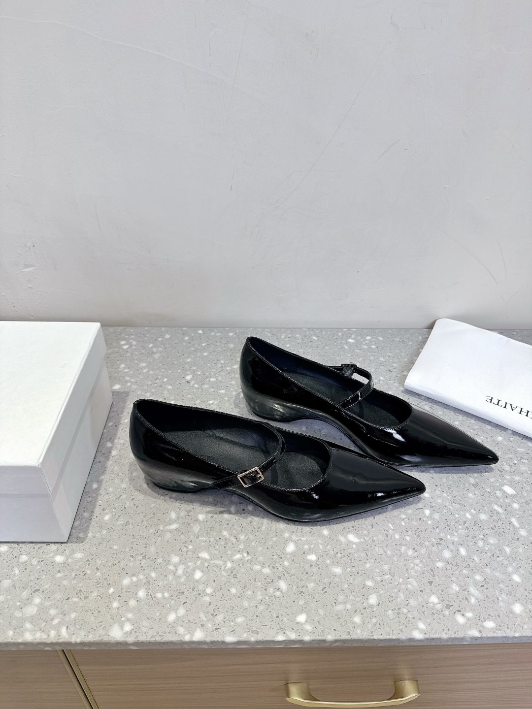 Khaite Spring and Summer Collection: Avant-Garde Fashion for Independent Women - 图片 4