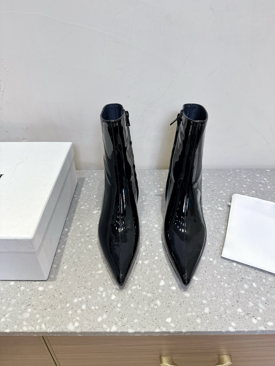 NO:482707,Khaite Niche trendy brand 25ss autumn and winter new style, wedges, short boots, A and cool, not necessarily kill men, but definitely kill women. The shoe shape is slender and fashionable, with a slight accumulation of the feeling of legs that make the goddess's versatile leg slim leg boots, which can easily create fashionable long legs. The upper is made of original imported sheepskin/beef patent leather, inner foot pad sheepskin, original Italian imported leather sole Size35-39 (40 custom made without return), boots, boots, sheepskin, Leather soles19860909Khaite 小众潮牌 25ss秋冬新款 坡跟 短靴 又A又飒不一定斩男,但一定斩女 鞋型纤细又时髦,微微的堆积感超显腿细 女神的百搭瘦腿靴,轻松穿出时尚大长腿 鞋面采用原版进口羊皮/牛漆皮 内里垫脚羊皮 鞋底原版意大利进口真皮大底 Size35-39（40订做不退换）,靴子,boots,sheepskin,Leather soles,Women's Shoes