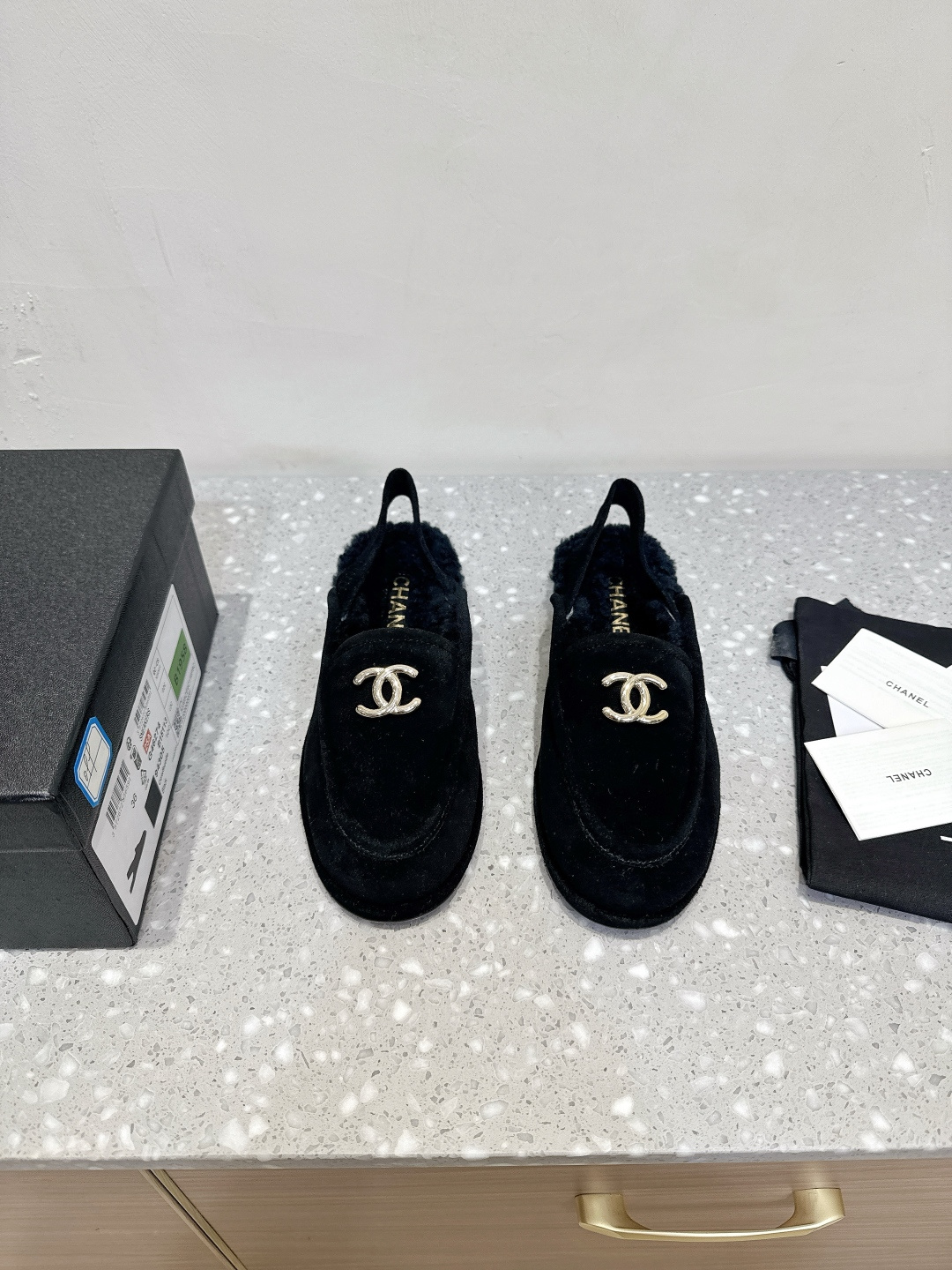 NO:461680,Chanel Xiaoxiang 25ss autumn and winter new style, mao, empty sandals, new product empty sandals, simple and high-end design, super versatile!  Logo embellishment!  Imported cowhide The texture of natural animal leather visible to the naked eye!  It has a very bookish temperament on your feet, a very good feel for your feet, and a versatile item!  The fur is integrated inside, and the comfort is evident. It is a cute and arduous feeling when worn!  The upper is made of original imported high mercerized beef velvet, inner foot pad lamb wool, original custom Italian leather outsole, size 35-39 (40.41 custom made without return), loafers, chanel, loafers, sandals, cowhide, Leather soles19860909Chanel 小香 25ss秋冬新款 毛毛 后空 凉鞋 新品后空凉鞋 设计简约高级,超级百搭款！ logo点缀！进口牛皮肉眼可见的天然动物皮革的质感！ 上脚很有书香气质 脚感超好 百搭单品！皮毛一体内里,舒适度可见一斑.穿起来可可爱爱的艰巨造型感！ 鞋面采用原版进口高丝光牛反绒 内里垫脚羊羔毛 鞋底原版定制意大利真皮大底 码数35-39（40.41 定做不退换）,乐福鞋,chanel,loafers,sandals,cowhide,Leather soles,Women's Shoes