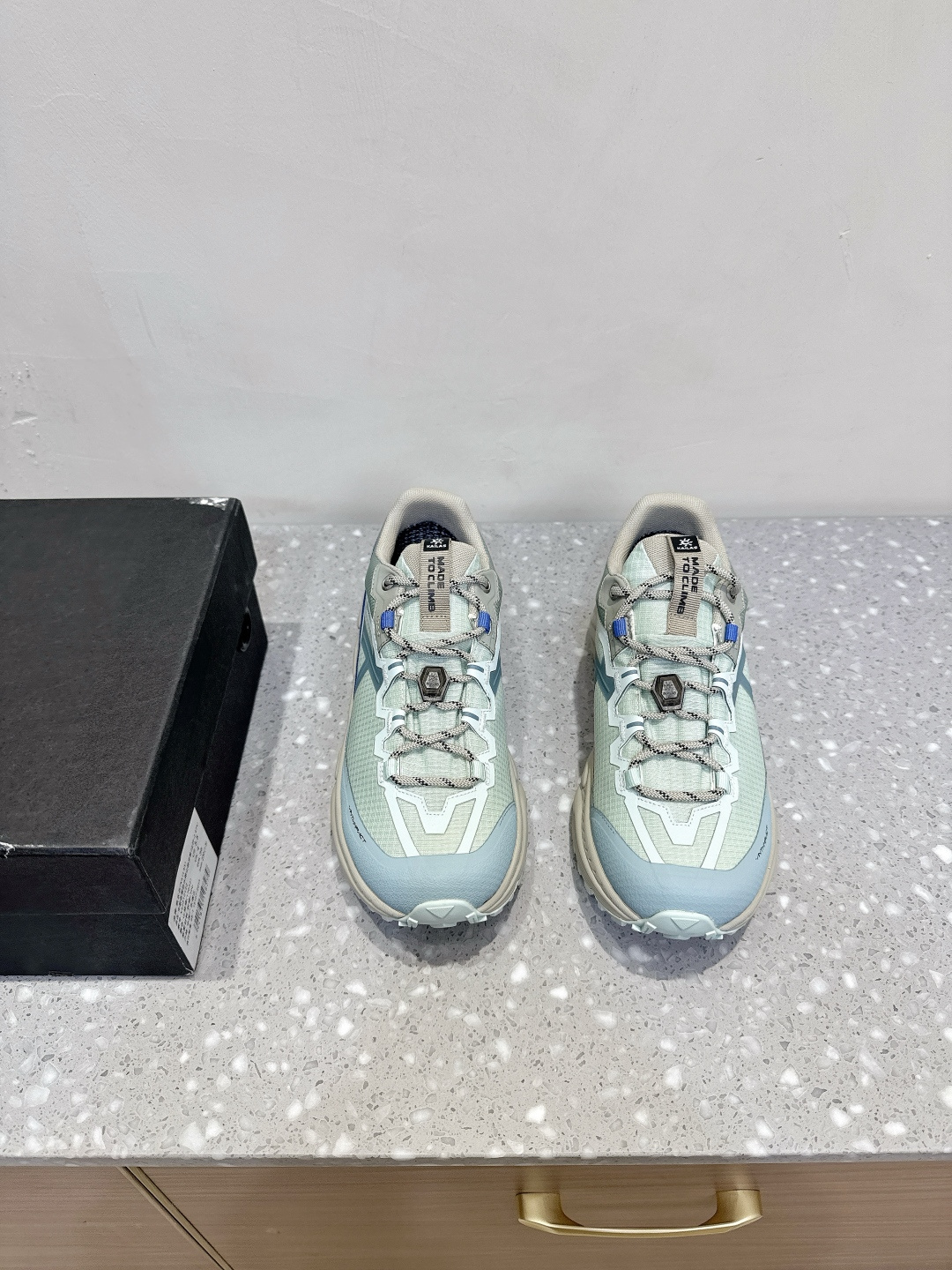 NO:461669,KAILAS Mountain Travel 2 GTX shock absorbing cross-country running shoes hiking shoes casual sports shoes!  This time, the design is reconstructed by sharp ridge lines, and the midsole is undulating in the shape of mountains. The body is black, gray and silver, awakening the 'power of loneliness' between sand and gravel. The sole is equipped with a wetland anti-slip sole, which makes the foot feel lighter and more suitable for cross-country running. In addition, the sole is equipped with a unique pattern 'Tax angle triangular flower' design, and the thickness of 4mm can also help runners lock the ground better in mountainous sections where the situation suddenly changes. In addition, the cushioning layer lightweight EVA foam material can reduce the weight of the shoe by 20, bringing a more comfortable foot feeling. The upper adopts a technological fabric mesh, which is characterized by thinness and breathability, and the overall braid is more delicate and woven to enhance the support of the upper. In addition, the shoe adopts a BOA adaptation system, with a rotating knob fully wrapped, and a quick wear adjustment in one second.  Suitable for outdoor sports such as cross-country running, mountain hiking, mountain climbing, etc. on mixed tracks, it can deal with different terrain such as hill climbing, downhill, slippery paths, etc. It is also suitable for daily sportswear and casual wear!  Size: Female 35-40 (40 custom made no return or exchange) Male 39-45 (45 custom made no return or exchange) With original packaging, dad shoes, sneakers19860909KAILAS 凯乐石 山行2 GTX减震越野跑步鞋登山鞋休闲运动鞋！ 本次 在设计上采用凌厉的山脊线条重构设计语言,中底轮廓呈山脉起伏状.鞋身黑灰银相染,于砂石涌动间唤醒 「孤独的力量」. 鞋底配备了湿地止滑大底,更加的轻盈的脚感,更适合越野跑.除此之外,鞋底还配备了独特的花纹 「税角三棱齿花」设计,而 4mm 的厚度 也能够帮助跑者 在情况突变的山地路段能够更好的锁住地面. 除此之外,缓震层轻量化 EVA 发泡材料 可以让鞋子的重量降低 20,带来更加舒适的脚感. 鞋面采用了科技布网面,特点便是轻薄、透气,整体编织的更加细密提升鞋面支撑性.此外鞋款 采用了 BOA 适配系统,旋动旋钮全面包裹,一秒快穿调节. 适用于混合赛道的越野跑、山地徒步、登山等户外运动,应对爬坡、下坡、湿滑小路等不同地形 日常搭配运动装、休闲装也很合适！ 码数:女35-40（40订做不退换） 男39-45（45订做不退换） 配原版包装,老爹鞋,sneakers,Women's Shoes