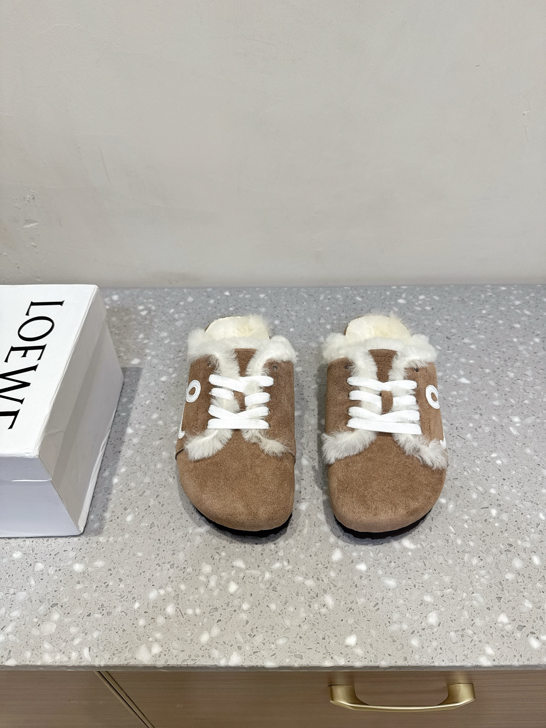 NO:461657,LOEWE 25s autumn and winter new Boken fur slippers It's really hard to find shoes, it's really super good-looking, sisters make me Boken full shoes, leather suede double buckle fashion casual flat shoes, cowhide suede texture soft and adjustable shoe buckle to improve wear comfort. The upper uses original imported Niujing inner footbed wool original customized rubber sole Size35-39 (40 custom made without return and exchange), semi-torque, loewe, loewe, flats, slippers, cowhide19860909LOEWE 罗意威 25s秋冬新款 博肯 毛毛拖鞋 真的一鞋难求,真的超级好看,姐妹们给我冲 博肯全鞋 皮革绒面双扣时尚休闲平底鞋 牛皮绒面革质地柔软搭配可调节鞋扣提升穿着舒适度 鞋面采用原版进口牛京 内里垫脚羊毛 鞋底原版定制橡胶大底 Size35-39（40定做不退换）,半拖,loewe,loewe,flats,slippers,cowhide,Women's Shoes