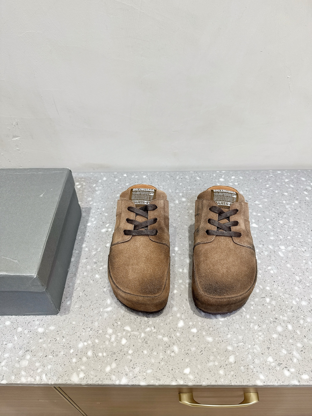 NO:461663,BALENCIAGA Balenciaga Co-branded BIRKENSTO Co-branded Boston Baotou soft sole, Birkennel heightened thick sole, and the classic Birkennel soft sole is launched strongly. One brand is a type. Its structure is made of ergonomic design, which makes the feet completely liberate and comfortable, so the structure of its foot bed is completely in line with the curve of the feet. In the hot summer, a pair of light and comfortable pairs are indispensable. This oak wood Birkennel cork shoes are retro casual beach women's drag, which is simply a savior!  The upper is made of original imported beef matte, inner foot pad cowhide, original customized EVA rubber outsole, size 35-44 (female size 40, male size 45 customized, no return or exchange), semi-torque, balenciaga, balenciaga, birdstock, cowhide19860909BALENCIAGA巴黎世家 联名 BIRKENSTO联名合作款Boston包头软底 勃肯增高厚底凉 万年经典勃肯软底强势推出,一个品牌就是一个类型,其构造鉴于人体工学设计,让脚完全解放舒适打造的,所以其脚床的构造完全贴合脚的弧度. 夏日炎炎,少不了一双轻盈又舒适的,这款橡木材质勃肯软木鞋复古休闲沙滩女拖,简直就是救星！ 鞋面采用原版进口牛磨砂 内里垫脚牛皮 鞋底原版定制EVA橡胶大底 码数35-44（女码40,男码45定做不退换）,半拖,balenciaga,balenciaga,birkenstock,cowhide,Women's Shoes