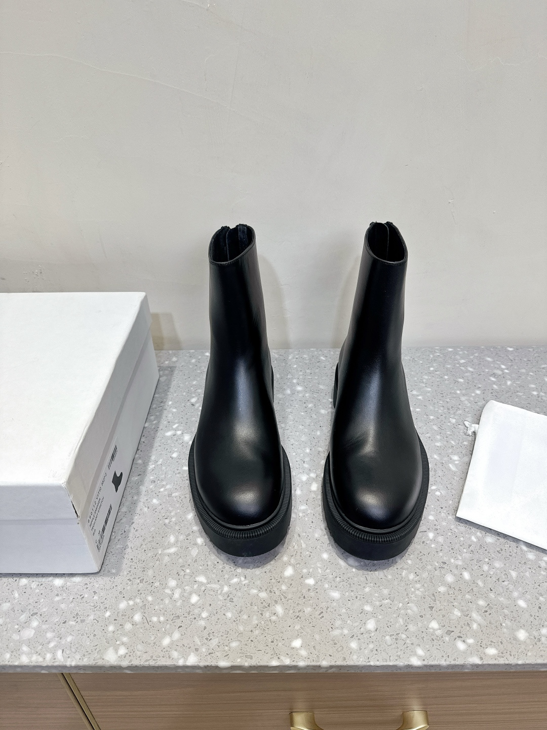 NO:461649,The row niche trendy brand 25ss autumn and winter new style thick sole short boots are the best pair I bought this year. Wear it immediately thin. I can’t help but look good at this foot shape~ The folds of the ankle are getting fashionable the more you look. Wear it with a friendly and pull-up leg shape. Walking thousands of steps is not a pressure, but everything can be matched with a suit. Just close your eyes. The upper is made of original imported cowhide, inner foot pad sheepskin, original customized rubber outsole, size 35-39 (40 customization, no return or exchange), boots, boots, cowhide, sheepskin19860909The row 小众潮牌 25ss秋冬新款 厚底 短靴 是我今年买的最好的一双,穿上立马可见的瘦 对这种脚型好看的无法自拔~ 脚踝的褶皱越看越时髦,友好穿上立马拉高腿型,行走万步不是压力,搭配西 装万物皆可搭.闭眼入就对了. 鞋面采用原版进口牛皮 内里垫脚羊皮 鞋底原版定制橡胶大底 码数35-39（40定制不退换）,靴子,boots,cowhide,sheepskin,Women's Shoes