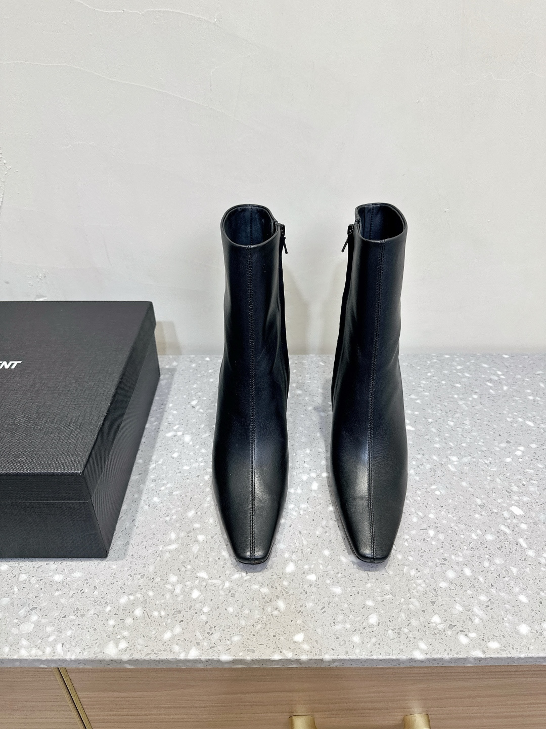 NO:461655,Saint Laurent 25ss autumn and winter new style, side zipper, high heels, short boots. The whole shoe is very simple and elegant~ The small square head is more exquisite and fashionable. You can see that the side of our boots is designed according to the curve of the human leg shape~ The feet are very delicate and beautiful, and it is not picky~ The legs are elongated. Suitable for various occasions. A must-have item for autumn and winter outfits!  The upper is made of original imported cowhide, inner foot padded sheepskin, heel height 10cm, original custom Italian leather outsole, size 35-39 (40 custom made without return and exchange), boots, saint laurent, saint laurent, boots, cowhide, sheepskin, Leather soles19860909Saint Laurent 圣罗兰 25ss秋冬新款 侧拉链 高跟 短靴 整个鞋非常的简约大气～ 小方头更加的精致时髦 可以看到我们靴子侧面是按照人体腿型设计出来的弧度～ 上脚非常秀气好看不挑人～ 拉长腿型 适合各种场合搭配 秋冬穿搭必备单品！ 鞋面采用原版进口牛皮 内里垫脚羊皮 跟高10cm 鞋底原版定制意大利真皮大底 码数35-39（40定做不退换）,靴子,saint laurent,saint laurent,boots,cowhide,sheepskin,Leather soles,Women's Shoes