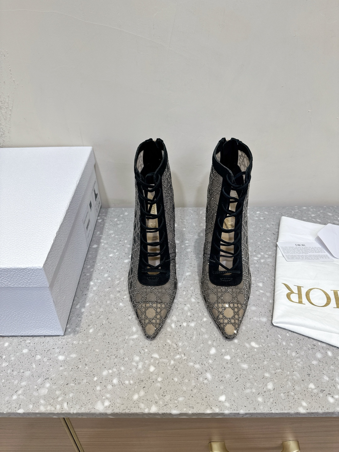 NO:461661,Dior 25ss autumn and winter new style full diamond mesh Tribales series rear zipper high heels boots summer wearable nude boots!  This series of high heels has a superb design!  The classic pointed-toe shoe shape is elegant and long legs. The upper mesh is matched with exquisite jacquard patterns and is decorated with shining rhinestones, which is gorgeous and high-end. The heel height is just right and you can walk steadily. The material is high-quality and the workmanship is fine. From the details to the overall, the quality is impeccable, and it is easy to adapt to various high-end or casual occasions!  The upper is made of original imported Australian diamonds/mesh splicing imported suede, inner foot pad water dyed sheepskin heel height 10cm sole original custom Italian leather outsole size 35-39 (40.41.42 custom made without return), boots, balenciaga, dior, dior, boots, high heels, sheepskin, chamois leather, Leather soles19860909Dior 迪奥 25ss秋冬新款 满钻 网纱Tribales系列 后拉链 高跟 短靴 夏天可穿的裸靴短靴！ 这系列高跟鞋,设计超绝！经典的尖头鞋型,优雅又显腿长.鞋面网纱搭配精致的提花图案,还缀满闪耀水钻,华丽又高级. 鞋跟高度恰到好处,走路稳.材质优质,做工精细,从细节到整体,质量无可挑剔,轻松适配各种高档或休闲场合！ 鞋面采用原版进口澳钻/网纱拼接进口麂皮 内里垫脚水染羊皮 跟高10cm 鞋底原版定制意大利真皮大底 码数35-39（40.41.42定做不退换）,靴子,balenciaga,dior,dior,boots,high heels,sheepskin,chamois leather,Leather soles,Women's Shoes