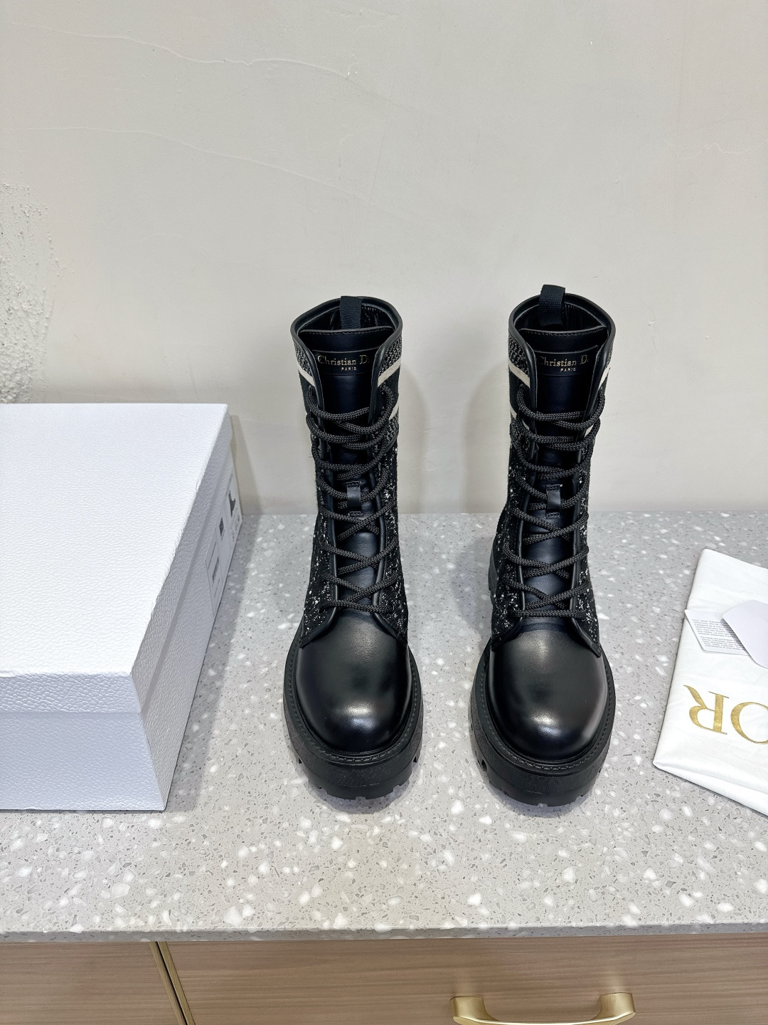 NO:461667,(with the official airplane box) Dior 25s autumn and winter new D-Mor ankle boots, embroidery, lace-up, Martin boots, short boots, handsome and unique design elements to create a striking appearance!  Made of black tech fabric and cowhide leather, it can be easily put on and off. Take inspiration from Book Tote handbags, with the top decorated with a two-color 'Cistian' logo. Adjustable nylon straps with '' logo and corrugated rubber sole form a base with a striking outline. The boots are decorated with 'Cistian' logo. The ankle is surrounded by a tech fabric strap and paired with brass rings. The notch rubber sole is decorated with Cistian's lucky star symbol. The upper is made of original imported calfskin spliced ​​tweed. The inner foot padded sheepskin heel height 4.5cm. The sole is original customized EVA rubber outsole. Size 35-39 (40.41.42. Customized for return and exchange), boots, dior, dior, boots, cowhide, sheepskin19860909（配官网飞机盒） Dior 迪奥 25s秋冬新款 D-Mor及踝靴 刺绣 系带 马丁靴 短靴 帅气采用别具一格的设计元素打造醒目的外观！采用黑色科技面料和牛皮革打造,可轻松穿脱.从 Book Tote 手袋汲取灵感,顶部饰以双色“Cistian ”标志. 带有“'标志的可调节尼龙带和波纹橡胶鞋底构成醒目轮廓的基 靴筒饰有“Cistian ”标志 踝部以科技面料饰带环绕,搭配黄铜饰环 凹口橡胶鞋底饰以 Cistian 的幸运星符号 鞋面采用原版进口小牛皮拼接粗花呢 内里垫脚羊皮 跟高4.5cm 鞋底原版定制EVA橡胶大底 码数35-39（40.41.42定做不退换）,靴子,dior,dior,boots,cowhide,sheepskin,Women's Shoes