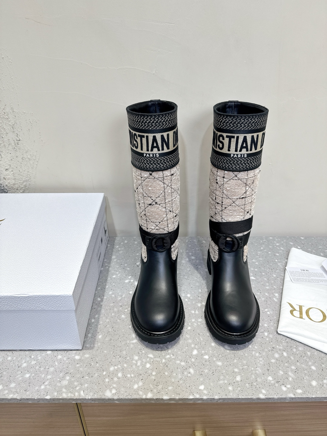 NO:461678,(with the official airplane box) Dior 25ss autumn and winter new style, cloth, woven, knight boots, long boots, electric embroidered color-blocking letter logo mid-tube boots!  Canvas wide-tube military boots!  Many celebrities have the same low-heeled one-foot-mounted cavalier military boots. They are integrated into the military style design to create a dazzling show style. Chelsea style, paired with a black cowhide upper and side elastic bands, the round toe highlights the regularity. The upper is made of original imported toe layer calfskin/original custom imported technology electric embroidery fabric (non-market ordinary flying woven fabric) Inner footbed mixed-bred sheepskin sole original customized TPU rubber sole size 35-39 (40.41.42 custom-made non-return and exchange), boots, dior, dior, boots, cowhide, sheepskin19860909（配官网飞机盒） Dior 迪奥 25ss秋冬新款 布面 编织 骑士靴 长靴 电绣拼色字母logo中筒靴！帆布宽筒军靴！众多明星同款低跟一脚蹬骑士军靴 融入军装风格设计,打造耀眼夺目的秀场风范.切尔西款式,搭配黑色牛皮革鞋面和侧面弹力饰带,圆形鞋头突显率性型格 鞋面采用原版进口头层小牛皮/原版定做进口科技电绣面料(非市面普通飞织面料) 内里垫脚混种羊皮 鞋底原版定制TPU橡胶大底 码数35-39（40.41.42定做不退换）,靴子,dior,dior,boots,cowhide,sheepskin,Women's Shoes