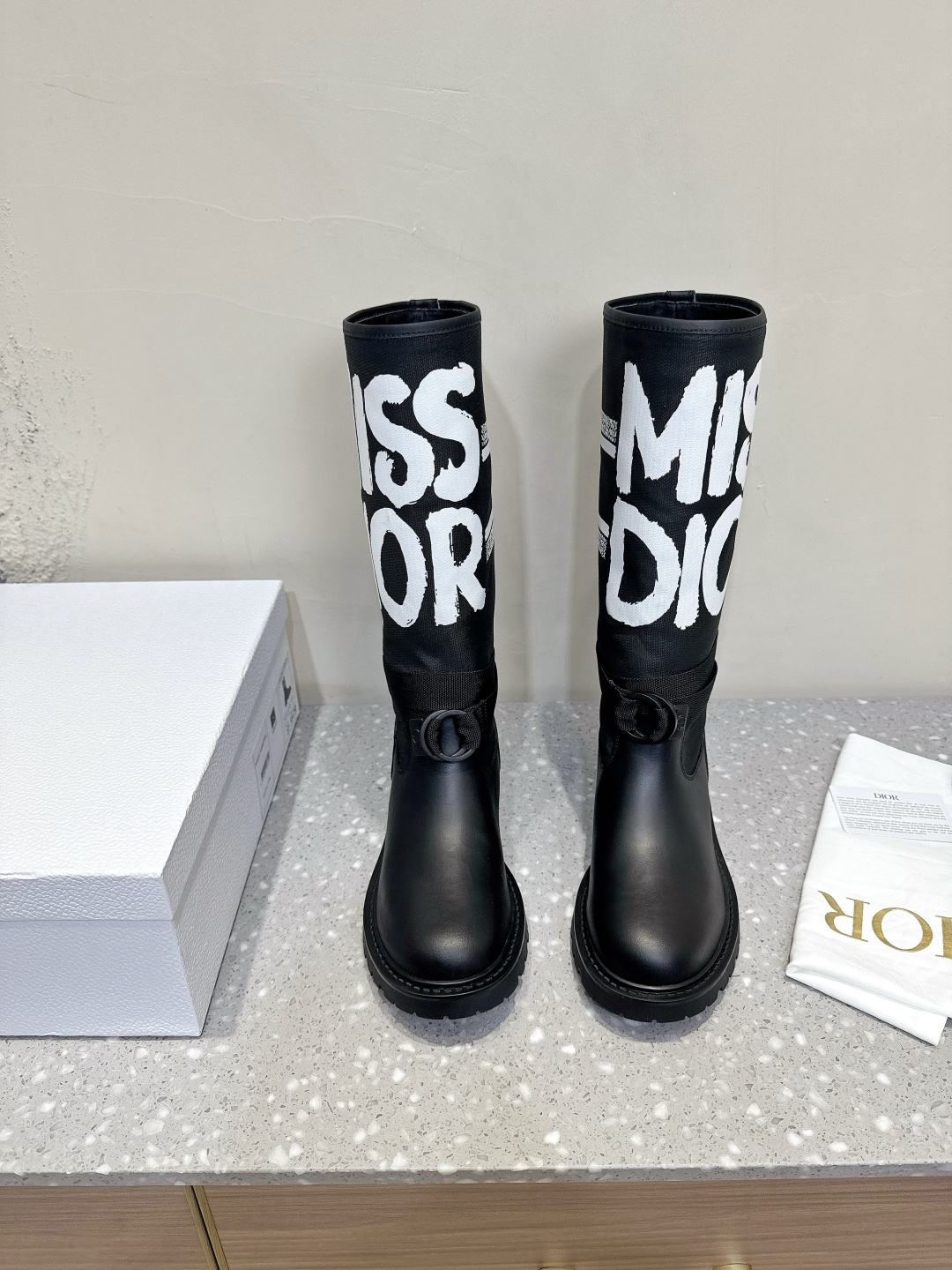 NO:461691,(with the official airplane box) Dior 25ss autumn and winter new style, cloth, knight boots, long boots, electric embroidered color-blocking letter logo mid-tube boots!  Canvas wide-tube military boots!  Many celebrities have the same low-heeled one-foot-mounted cavalier military boots. They are integrated into the military style design to create a dazzling show style. Chelsea style, paired with a black cowhide upper and side elastic bands, the round toe highlights the regularity. The upper is made of original imported toe layer calfskin/original custom imported technology electric embroidery fabric (non-market ordinary flying woven fabric) Inner footbed mixed-bred sheepskin sole original customized TPU rubber sole size 35-39 (40.41.42 custom-made non-return and exchange), boots, dior, dior, boots, cowhide, sheepskin19860909（配官网飞机盒） Dior 迪奥 25ss秋冬新款 布面 骑士靴 长靴 电绣拼色字母logo中筒靴！帆布宽筒军靴！众多明星同款低跟一脚蹬骑士军靴 融入军装风格设计,打造耀眼夺目的秀场风范.切尔西款式,搭配黑色牛皮革鞋面和侧面弹力饰带,圆形鞋头突显率性型格 鞋面采用原版进口头层小牛皮/原版定做进口科技电绣面料(非市面普通飞织面料) 内里垫脚混种羊皮 鞋底原版定制TPU橡胶大底 码数35-39（40.41.42定做不退换）,靴子,dior,dior,boots,cowhide,sheepskin,Women's Shoes