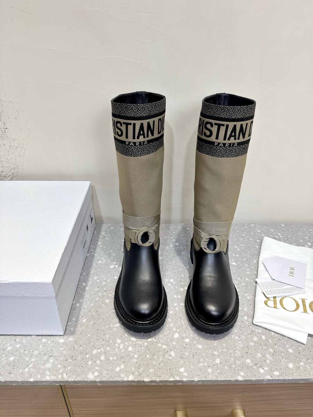 NO:461643,(with the official airplane box) Dior 25ss autumn and winter new style, cloth, knight boots, long boots, electric embroidered color-blocking letter logo mid-tube boots!  Canvas wide-tube military boots!  Many celebrities have the same low-heeled one-foot-mounted cavalier military boots. They are integrated into the military style design to create a dazzling show style. Chelsea style, paired with a black cowhide upper and side elastic bands, the round toe highlights the regularity. The upper is made of original imported toe layer calfskin/original custom imported technology electric embroidery fabric (non-market ordinary flying woven fabric) Inner footbed mixed-bred sheepskin sole original customized TPU rubber sole size 35-39 (40.41.42 custom-made non-return and exchange), boots, dior, dior, boots, cowhide, sheepskin19860909（配官网飞机盒） Dior 迪奥 25ss秋冬新款 布面 骑士靴 长靴 电绣拼色字母logo中筒靴！帆布宽筒军靴！众多明星同款低跟一脚蹬骑士军靴 融入军装风格设计,打造耀眼夺目的秀场风范.切尔西款式,搭配黑色牛皮革鞋面和侧面弹力饰带,圆形鞋头突显率性型格 鞋面采用原版进口头层小牛皮/原版定做进口科技电绣面料(非市面普通飞织面料) 内里垫脚混种羊皮 鞋底原版定制TPU橡胶大底 码数35-39（40.41.42定做不退换）,靴子,dior,dior,boots,cowhide,sheepskin,Women's Shoes