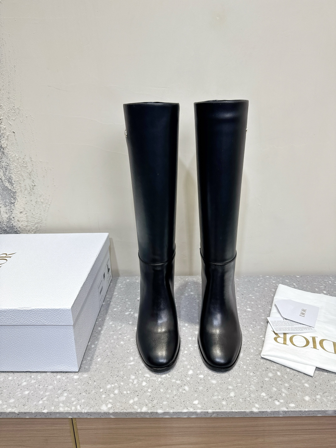 NO:463905,(with the official airplane box) Dior 25ss autumn and winter new style, retro, thick heel, knight boots, long boots, round toe shoes, versatile, thin feet, yyds. The shape is three-dimensional and full. A very retro style, simple design style is very novel, perfect details, and atmospheric and versatile!  Gold hardware logo decorates the side of the boots!  It's even more icing on the cake!  Simple, gentle, elegant, generous, fashionable and exquisite outfit!  The upper is made of original imported mixed-bred sheepskin, inner foot pad, water-dyed beef lining, heel height 8.5cm, original custom Italian leather outsole, size 35-41 (40.41.42, no return or exchange), boots, dior, dior, boots, sheepskin, Leather soles19860909（配官网飞机盒） Dior 迪奥 25ss秋冬新款 复古 粗跟 骑士靴 长靴 圆头鞋型百搭瘦脚yyds.造型立体饱满.一款非常复古风、简易设计风格非常新颖 细节完美 大气百搭！ 金色五金logo装饰靴筒侧面！更是锦上添花！简约 温柔 优雅 大方,时尚的精致穿搭！ 鞋面采用原版进口混种羊皮 内里垫脚水染牛里 跟高8.5cm 鞋底原版定制意大利真皮大底 码数35-41（40.41.42定不退换）,靴子,dior,dior,boots,sheepskin,Leather soles,Women's Shoes