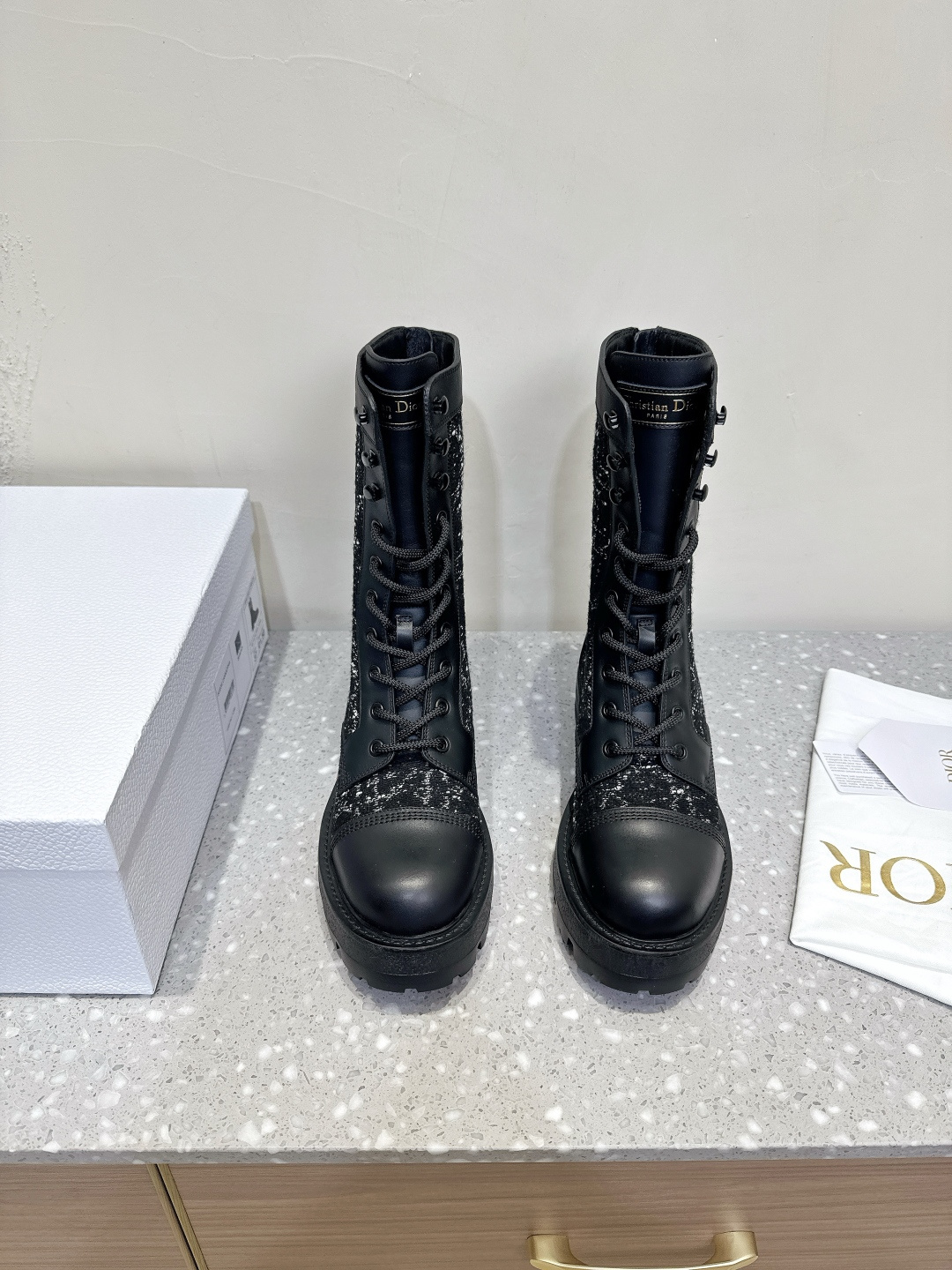 NO:463898,(with the official airplane box) Dior 25s autumn and winter new D-Mor ankle boots, embroidery, lace-up, Martin boots, short boots, handsome and unique design elements to create a striking appearance!  Made of black tech fabric and cowhide leather, it can be easily put on and off. Take inspiration from Book Tote handbags, with the top decorated with a two-color 'Cistian' logo. Adjustable nylon straps with '' logo and corrugated rubber sole form a base with a striking outline. The boots are decorated with 'Cistian' logo. The ankle is surrounded by a tech fabric strap and paired with brass rings. The notch rubber sole is decorated with Cistian's lucky star symbol. The upper is made of original imported calfskin spliced ​​tweed. The inner foot padded sheepskin heel height 4.5cm. The sole is original customized EVA rubber outsole. Size 35-39 (40.41.42. Customized for return and exchange), boots, dior, dior, boots, cowhide, sheepskin19860909（配官网飞机盒） Dior 迪奥 25s秋冬新款 D-Mor及踝靴 刺绣 系带 马丁靴 短靴 帅气采用别具一格的设计元素打造醒目的外观！采用黑色科技面料和牛皮革打造,可轻松穿脱.从 Book Tote 手袋汲取灵感,顶部饰以双色“Cistian ”标志. 带有“'标志的可调节尼龙带和波纹橡胶鞋底构成醒目轮廓的基 靴筒饰有“Cistian ”标志 踝部以科技面料饰带环绕,搭配黄铜饰环 凹口橡胶鞋底饰以 Cistian 的幸运星符号 鞋面采用原版进口小牛皮拼接粗花呢 内里垫脚羊皮 跟高4.5cm 鞋底原版定制EVA橡胶大底 码数35-39（40.41.42定做不退换）,靴子,dior,dior,boots,cowhide,sheepskin,Women's Shoes