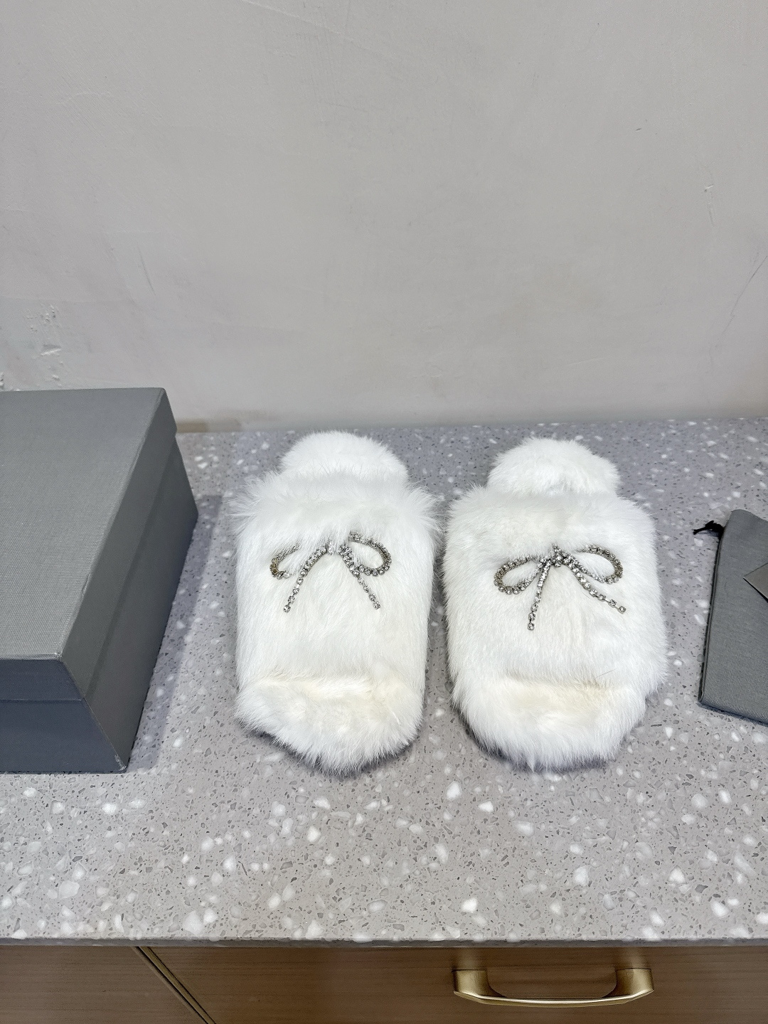 NO:464382,Balenciaga 25ss autumn and winter new style, rhinestone bow, hair drag, upper rhinestone bow craftsmanship!  Full of high-end feeling!  The foot is particularly beautiful. The fabric is made of original imported mink fur (very soft and comfortable) inner foot pad mink fur. Original custom non-slip rubber sole. Size35-39 (40.41 custom-made without return or exchange), fur shoes and slippers, balenciaga, balenciaga, slippers19860909Balenciaga 巴黎世家 25ss秋冬新款 水钻蝴蝶结 毛拖 鞋面水钻蝴蝶结工艺！ 高级感满满当当！ 上脚特别漂亮 面料采用原版进口貂毛（非常柔软舒适） 内里垫脚貂毛 鞋底原版定制防滑橡胶大底 Size35-39（40.41定制不退换）,毛毛鞋拖鞋,balenciaga,balenciaga,slippers,Women's Shoes