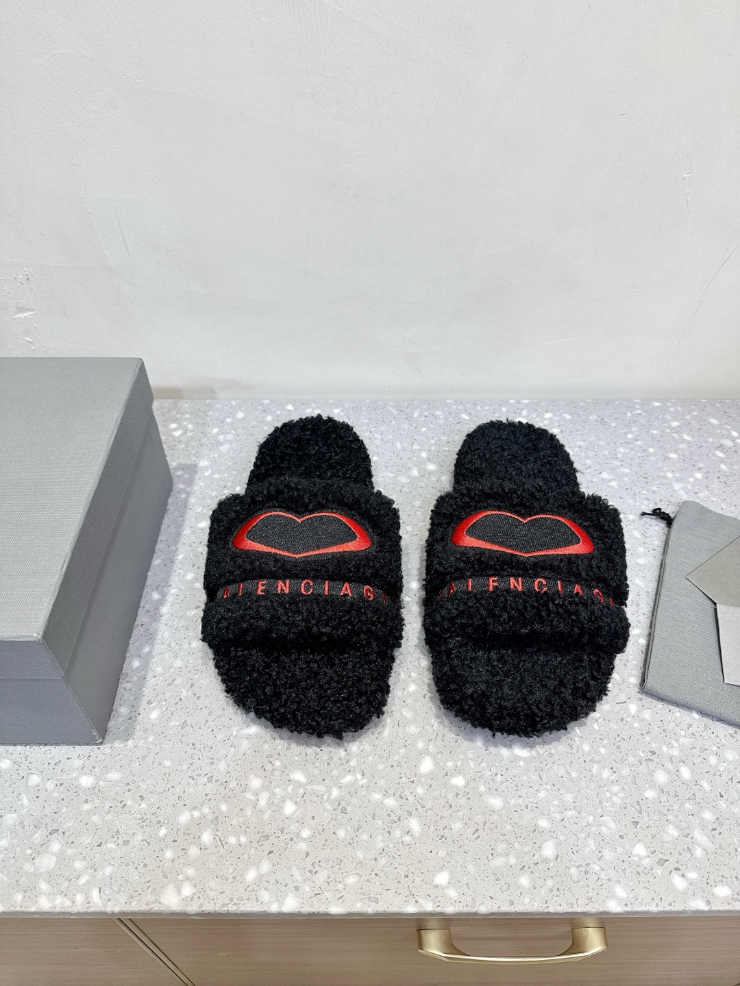 NO:464398,Thin-soled Balenciaga Balenciaga 25ss autumn and winter new style embroidery, hair drag, upper letter pattern, electric embroidery logo embroidery craftsmanship!  Full of high-end feeling!  The foot is particularly beautiful. The fabric is made of original imported sheep curls (very soft and comfortable) inner foot pad wool. Heel height 2cm. Original custom non-slip rubber sole. Size35-39 (34.40.41 custom-made non-return and exchange), fur shoes and slippers, balenciaga, balenciaga, slippers19860909薄底Balenciaga 巴黎世家 25ss秋冬新款 刺绣 毛拖 鞋面字母图案、电绣徽标刺绣工艺！ 高级感满满当当！ 上脚特别漂亮 面料采用原版进口羊卷毛（非常柔软舒适） 内里垫脚羊毛 跟高2cm 鞋底原版定制防滑橡胶大底 Size35-39（34.40.41定制不退换）,毛毛鞋拖鞋,balenciaga,balenciaga,slippers,Women's Shoes