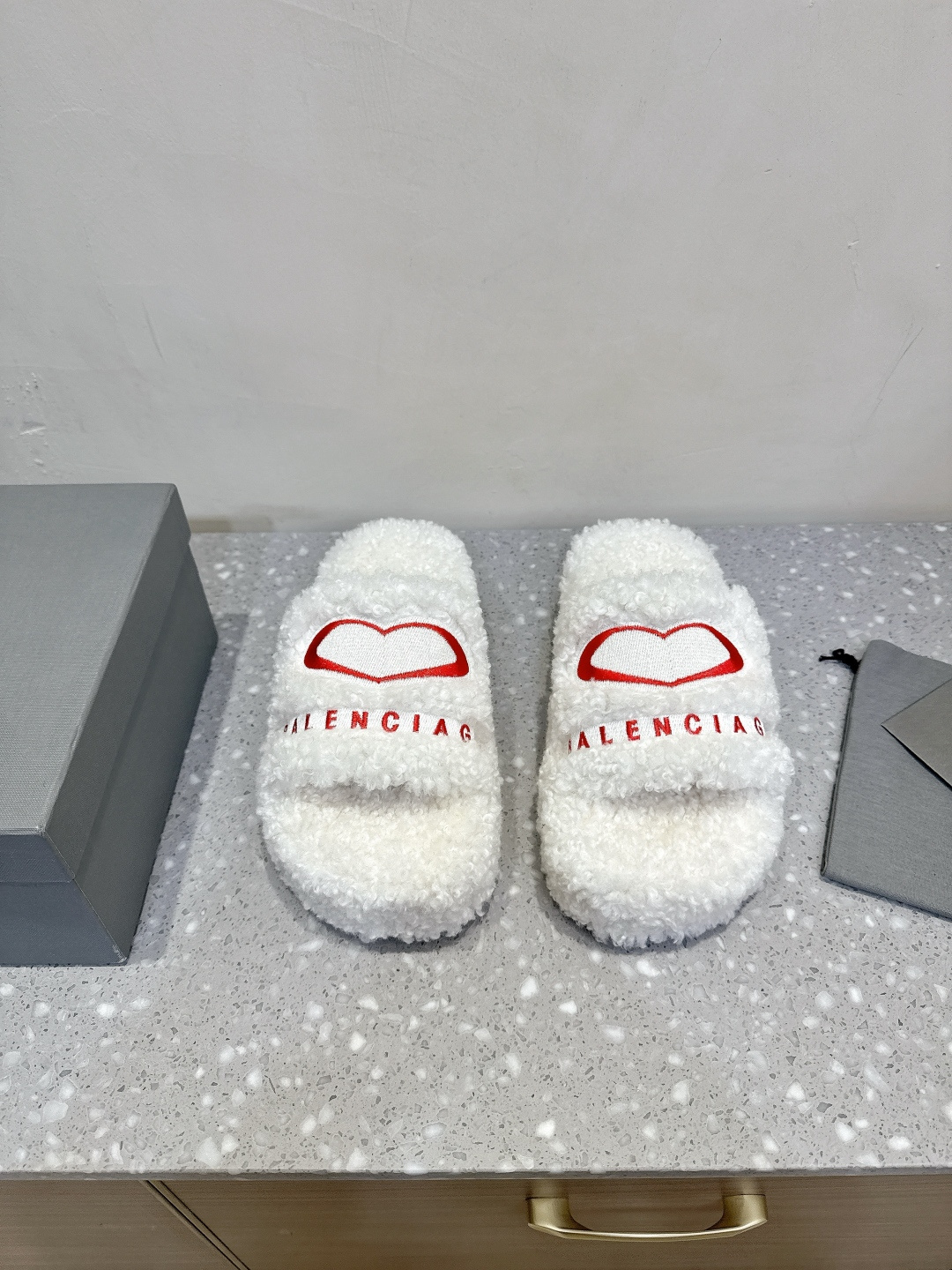 NO:464386,Thick-soled Balenciaga 25ss autumn and winter new style embroidery, hair drag, upper letter pattern, electric embroidery logo embroidery craftsmanship!  Full of high-end feeling!  The foot is particularly beautiful. The fabric is made of original imported sheep curls (very soft and comfortable) inner foot pad wool. Heel height 5cm. Original custom non-slip rubber sole. Size35-39 (34.40.41 custom-made non-return and exchange), fur shoes and slippers, balenciaga, balenciaga, slippers19860909厚底Balenciaga 巴黎世家 25ss秋冬新款 刺绣 毛拖 鞋面字母图案、电绣徽标刺绣工艺！ 高级感满满当当！ 上脚特别漂亮 面料采用原版进口羊卷毛（非常柔软舒适） 内里垫脚羊毛 跟高5cm 鞋底原版定制防滑橡胶大底 Size35-39（34.40.41定制不退换）,毛毛鞋拖鞋,balenciaga,balenciaga,slippers,Women's Shoes