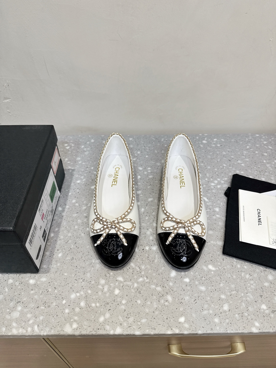 NO:464375,Chanel Xiaoxiang 25ss Spring and Autumn New Chain Bow Ballet Shoes Single Shoes Very popular bow Designing handmade car lines is very time-consuming and labor-intensive. Unique way to combine the big sole and double-soling method. The big sole line will never take off the bottom and firm permanent retro is the classic and rich C flavor. The fabric is made of original imported mixed lambskin, inner foot padding, small goatskin, outsole original custom Italian leather sole Size35-39 (40.41 custom made without return), single shoes, chanel, sheepskin, Leather soles19860909Chanel 小香 25ss春秋新款 链条 蝴蝶结 芭蕾舞鞋 单鞋 非常火的蝴蝶结 设计手工车线非常耗时耗力 独特大底双拼做法 让你不经意露出亮点大底车线永不脱底牢固永久复古就是经典浓郁C味永久流传 面料采用原版进口混种小羊皮 内里垫脚小山羊皮 大底原版定制意大利真皮大底 Size35-39（40.41订做不退换）,单鞋,chanel,sheepskin,Leather soles,Women's Shoes