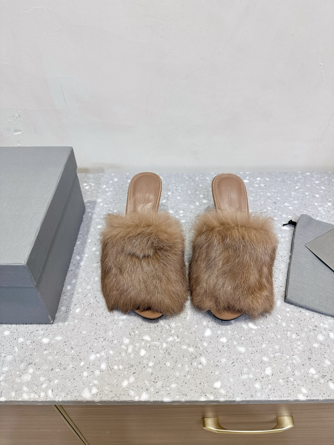 NO:464390,Balenciaga 25ss autumn and winter new mink hair, high heels, fur strokes, retain the practical wearability of the street, and incorporate mink hair decoration and unique structure. Whether it is attending parties or important occasions, it is the most eye-catching. The half-tugging heels with one foot will not look unformal, but are individual and casual. The toe is designed with round toe space, and the toe space is comfortable to stretch and show the foot. The fabric is made of original imported mink hair, inner foot pad sheepskin, heel height 6.5cm, original custom Italian leather soles Size35-39 (34.40.41.42 custom made without return or exchange), fur shoes, balenciaga, balenciaga, slippers, sheepskin, Leather soles19860909Balenciaga 巴黎世家 25ss秋冬新款 水貂毛 高跟 毛拖 既保留了街头的实穿性 同时融入了水貂毛饰和独特结构 不管是出席晚会和重要场合 都是最亮眼的 一脚蹬的半拖高跟不会显得不正式 反而个性又随意 鞋头采用圆头设计 脚趾空间伸展舒适 显脚小 面料采用原版进口水貂毛 内里垫脚羊皮 跟高6.5cm 鞋底原版定制意大利真皮大底 Size35-39（34.40.41.42订做不退换）,毛毛鞋拖鞋,balenciaga,balenciaga,slippers,sheepskin,Leather soles,Women's Shoes