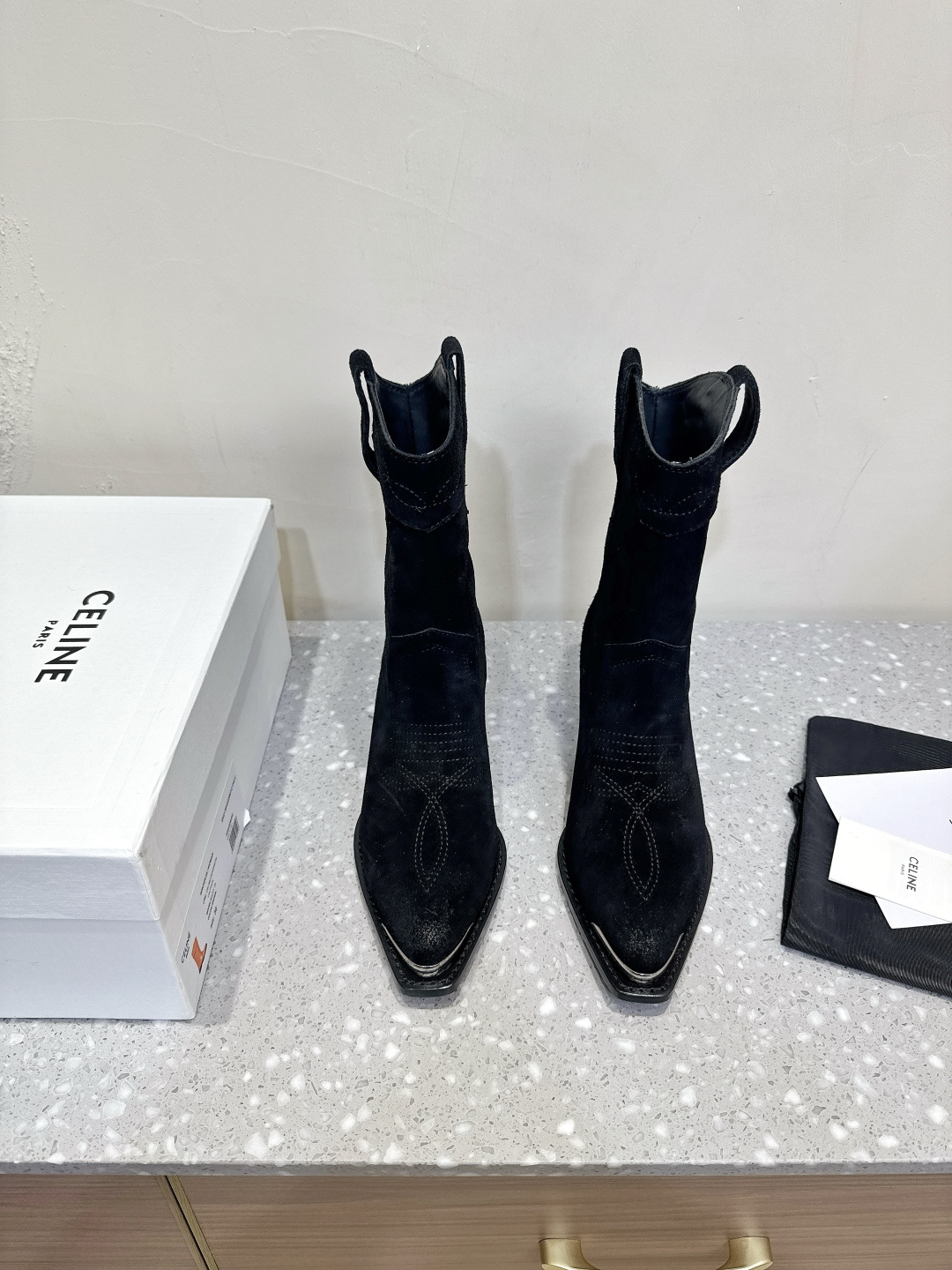 NO:464374,Celine 25ss autumn and winter new style, retro thick heel, Chelsea pointed toe, iron button short boots. Celine has many beautiful styles this season. For example, this military boot is very motorcycle style. It focuses on praising the boot barrel design and does not pick the leg shape at all. It turns into long legs in seconds when you put your feet on, which is super slim and versatile!  It's absolutely amazing. The upper is made of original imported suede/imported calfskin, inner foot pad imported sheepskin, original custom leather outsole Size35-40 (40 custom made without return or exchange), boots, celine, celine, boots, cowhide, sheepskin, chamois leather, Leather soles19860909Celine 赛琳 25ss秋冬新款 复古粗跟 切尔西 尖头 铁扣短靴 塞琳这一季好看的款式真的是很多 比如这款军靴就很机车风 重点夸夸靴筒设计 完全不挑腿型 上脚秒变大长腿,超级显瘦又百搭！简直绝绝子了 鞋面采用原版进口麂皮/进口小牛皮 内里垫脚进口羊皮 大底原版定制真皮大底 Size35-40（40定做不退换）,靴子,celine,celine,boots,cowhide,sheepskin,chamois leather,Leather soles,Women's Shoes