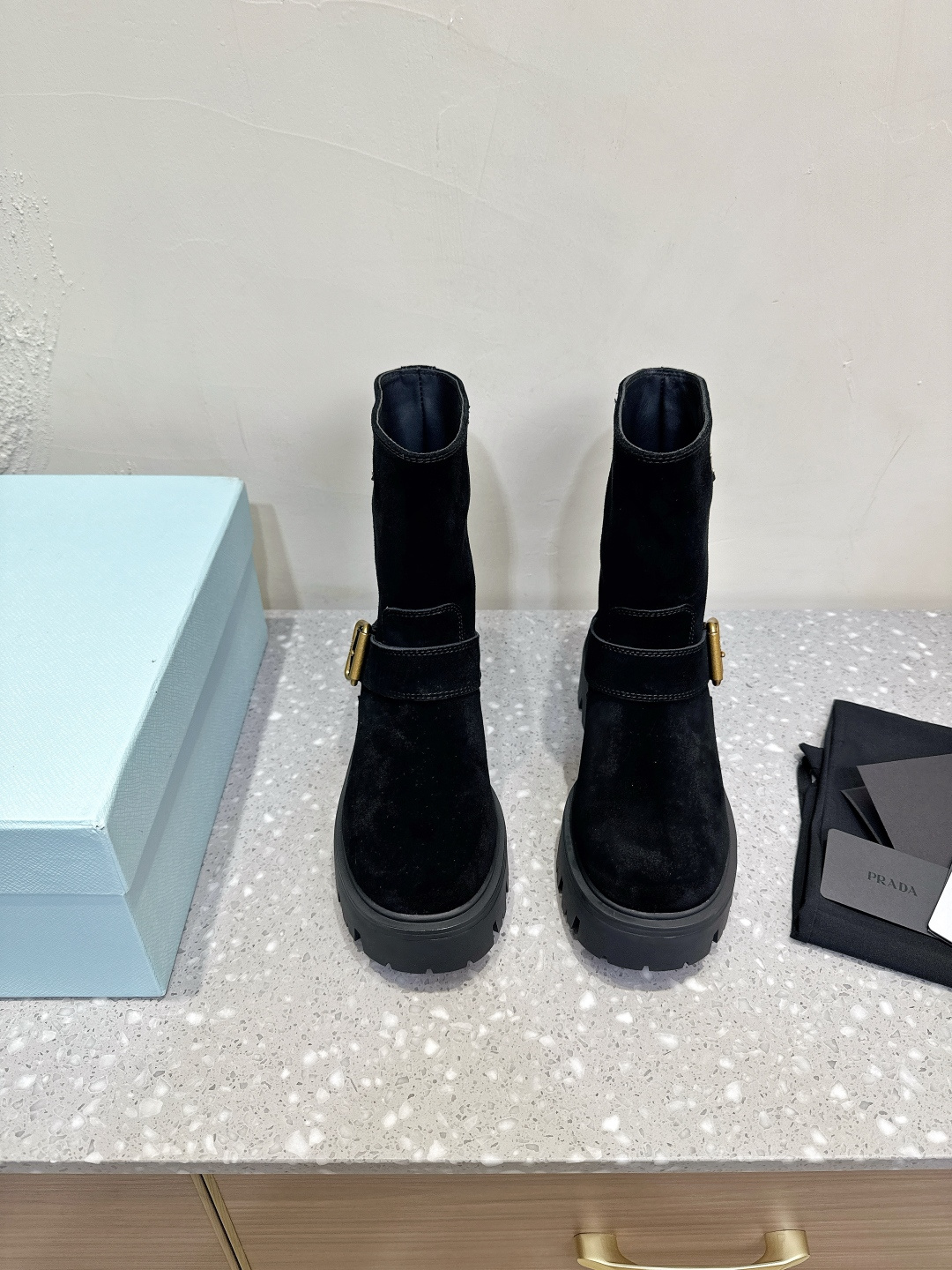 NO:464381,Prada 25ss autumn and winter new style, classic triangle logo, one-step short boots, series that you can't buy in winter is definitely a hit this year!  !  Very beautiful!  Prada boots are really wow!  The upper is just right to make you look at the atmospheric feet and make your legs look thin. The upper is made of original imported beef reverse velvet high merceration. The inner foot pad is water-dyed sheepskin. The sole is original customized rubber foam sole. Size35-39 (40.41. Custom made without return). Boots, prada, prada, boots, sheepskin19860909Prada 普拉达 25ss秋冬新款 经典三角标 一脚蹬 短靴 冬天买不到的系列,绝对是今年的大爆款！！贼好看！ Prada靴子真的很哇塞！ 上脚大气显腿瘦气质这块刚好拿捏 鞋面采用原版进口牛反绒高丝光 内里垫脚水染羊皮 鞋底原版定制橡胶发泡大底 Size35-39（40.41 订做不退换）,靴子,prada,prada,boots,sheepskin,Women's Shoes