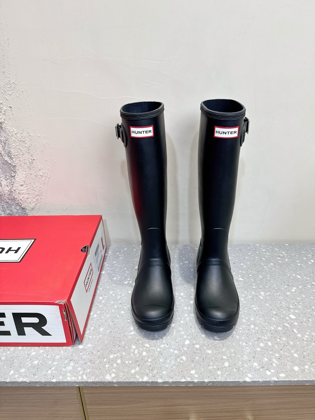 NO:464351,Hunter niche trendy brand 25ss Spring and Autumn new model, hit rain boots, I was conquered by its appearance at first sight!  It’s not the kind of rustic rubber rain boots, but a fashionable style with a super design feel~ The waterproof performance is really amazing!  Don’t worry about going out on rainy days, your socks are still dry when you go home!  Outdoor camping is waterproof and non-slip ~ fashionable items that are durable!  Material and crafts Original mold opening special waterproof material Original fabric inner lining Anti-slip wear-resistant logo rubber sole Size35-40 (40 custom made without return or exchange), boots, boots, rain boots, socks19860909Hunter 小众潮牌 25ss春秋新款 爆款 雨靴 第一眼就被它的颜值征服了！不是那种土土的橡胶雨靴,而是超有设计感的时髦款～ 防水性能真的绝绝子！暴雨天出门完全不用担心,回家袜子还是干爽的！ 户外露营防水防滑～耐造时髦单品！ 材质与工艺原版开模特殊防水材质 原版织物内里 防滑耐磨logo橡胶大底 Size35-40（40定做不退换）,靴子,boots,rain boots,socks,Women's Shoes