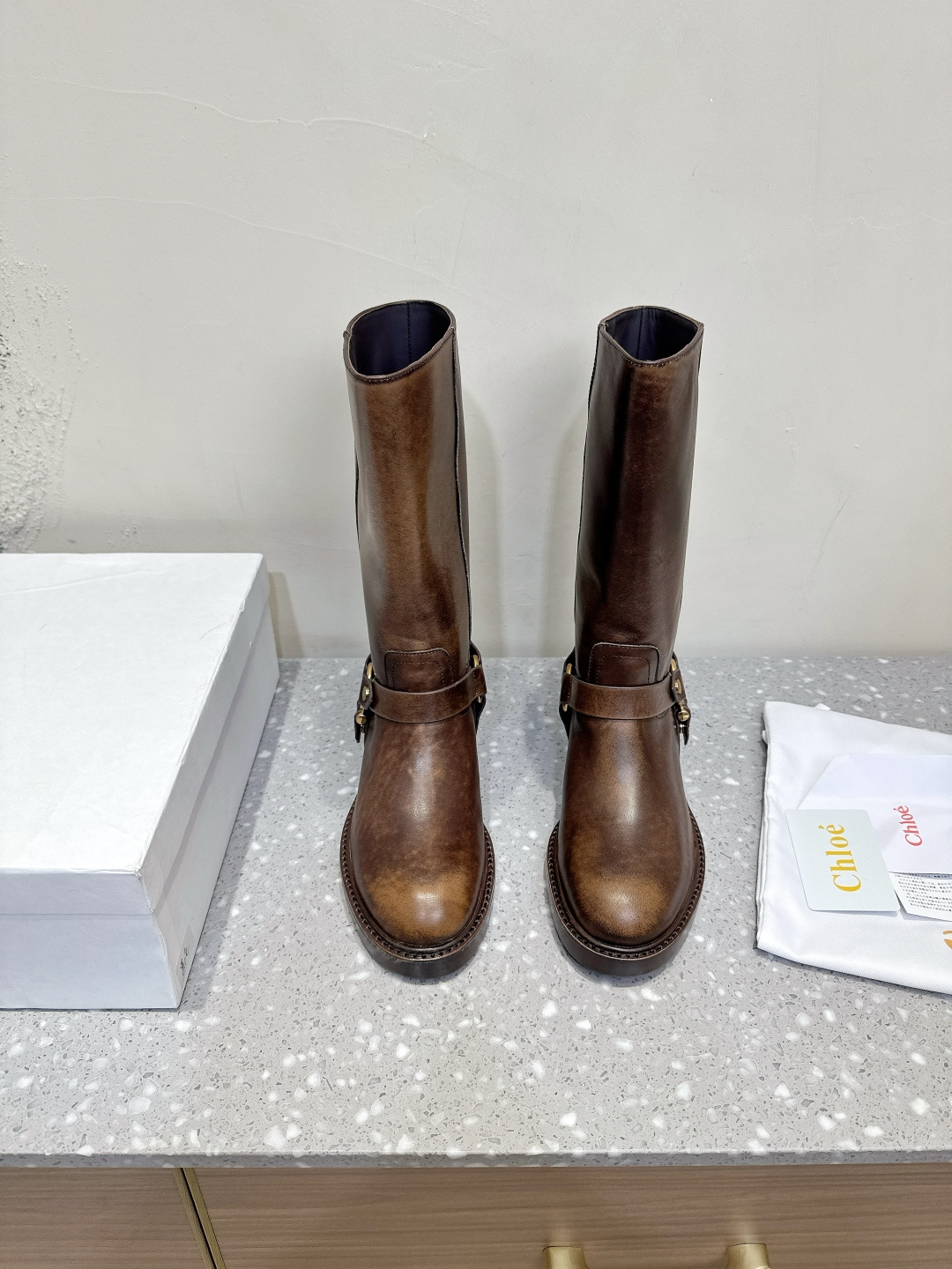 NO:464389,Chloe 25ss autumn and winter new style, retro, thick heel, motorcycle boots, medium boots, this fairy boot is really beautiful! The retro slim wife is amazing! If you look back, whoever wears it looks good. Any combination is light and beautiful! We used Italian cowhide original embryos to make artificial retro color. The color and weight of the whole boots are the same as the counter! The inner part of the boot is made of whole cowhide, we refuse to use the leather. The upper is made of original imported old-fashioned calfskin. The inner part is water-dyed cowhide. Heel height is 4.5cm. The sole is original customized Italian plus leather outsole + rubber injection molding. Size35-40 (40 custom made without return and exchange), boots, chloe, loewe, boots, cowhide, Leather soles19860909Chloe 克洛伊 25ss秋冬新款 复古 粗跟 机车靴 中靴 这款神仙靴上脚真的巨好看！复古显瘦太太太绝啦！ 回头率谁穿谁好看 随便一搭配轻都很美！ 皮料我们是用的意大利牛皮原胚又做了人工复古擦色 整靴颜色和重量跟专柜一致！靴筒內里采用整张牛皮我们拒绝用拼皮 鞋面采用原版进口做旧头层小牛皮 内里垫脚水染牛皮 跟高4.5cm 鞋底原版定制意大利加真皮大底+橡胶注塑 Size35-40（40定做不退换）,靴子,chloe,loewe,boots,cowhide,Leather soles,Women's Shoes