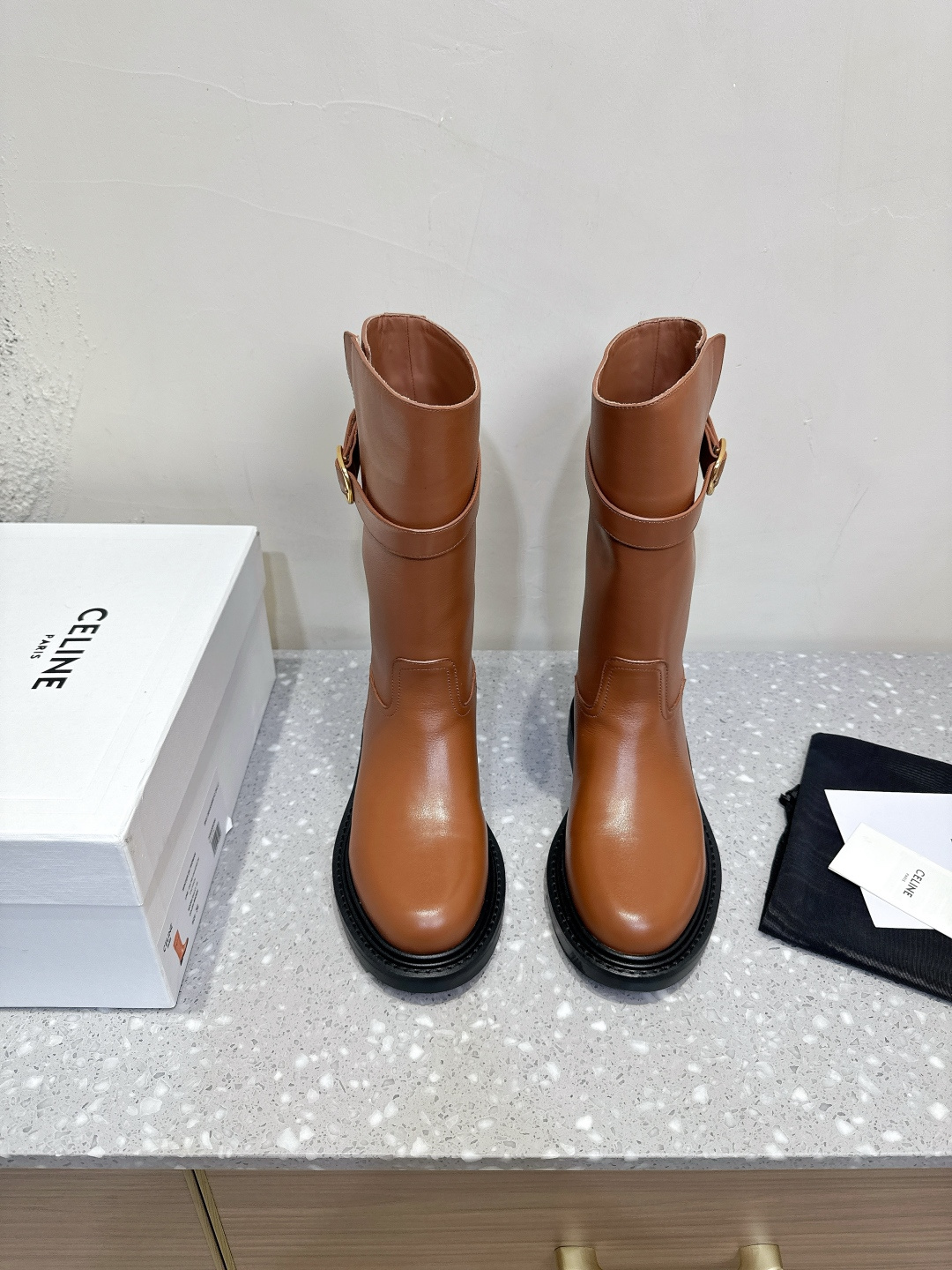 NO:464330,12-inch Celine Celine 25ss autumn and winter new style retro knight boots short boots Arc de Triomphe British style short boots simple atmospheric and fashionable, unsightly and timeless. It is the classic of the fashion circle that never fades away. The retro British style allows you to wear a different temperament. The fabric uses original imported wax-felt calfskin (non-market ordinary cowhide) inner foot pad sheepskin sole original customized leather edge combination sole Size35-39 (40 customized non-return and exchange), boots, celine, boots, cowhide, sheepskin1986090912寸 Celine 塞琳 25ss秋冬新款 复古 骑士靴 短靴 凯旋门英伦风短靴 简约大气时髦 耐看不过时 是时尚圈永不退潮的经典所在,复古的英伦风格,让你穿出不一样的气质对版logo 面料采用原版进口蜡感胎小牛皮（非市场普通牛皮） 内里垫脚羊皮 鞋底原版定制真皮沿条组合大底 Size35-39（40 订做不退换）,靴子,celine,boots,cowhide,sheepskin,Women's Shoes
