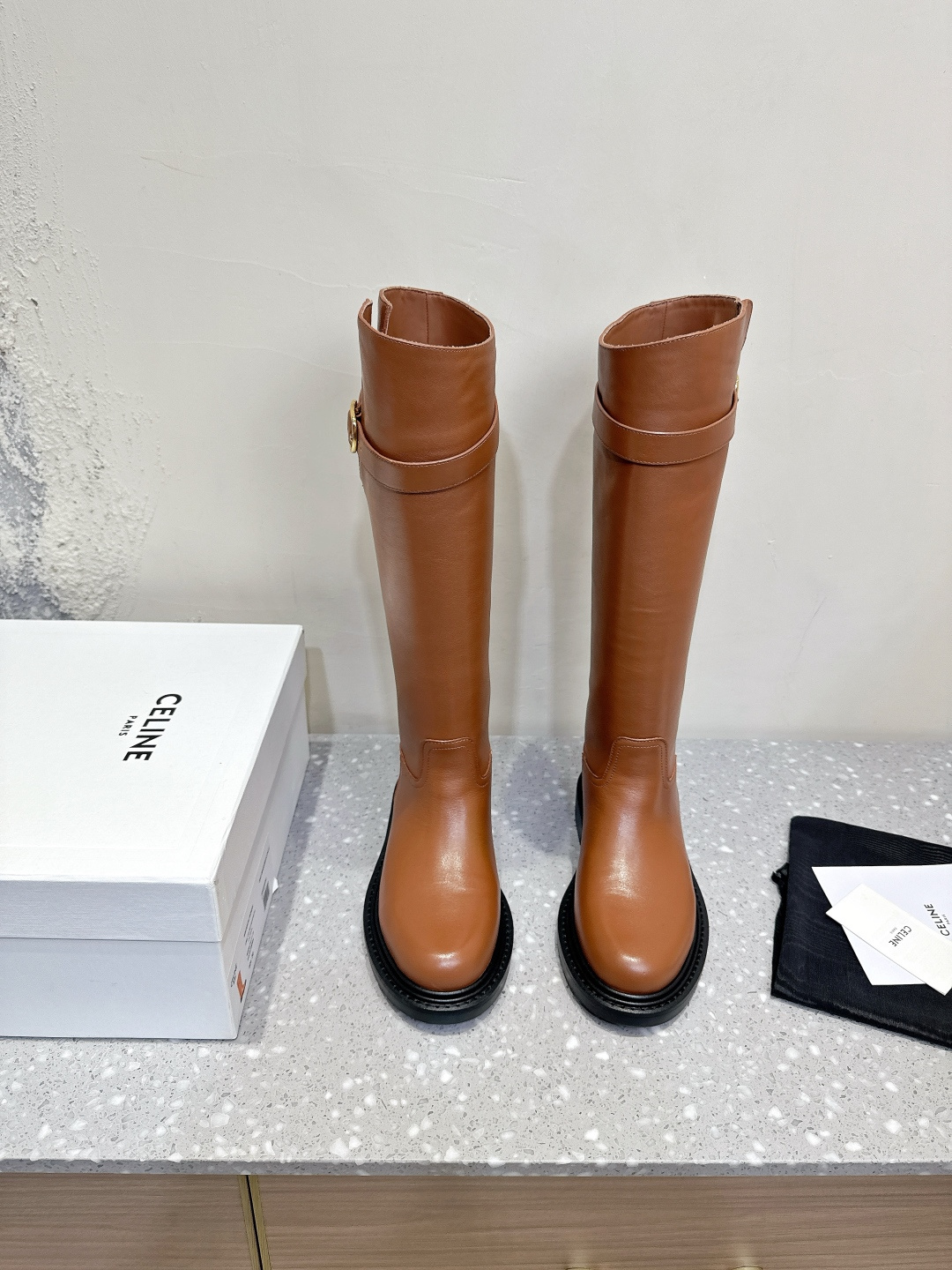 NO:464335,16-inch Celine 25ss autumn and winter new style retro knight boots short boots Arc de Triomphe British style short boots simple atmospheric and fashionable, unsightly and timeless. It is the classic of the fashion circle that never fades away. The retro British style allows you to wear a different temperament. The fabric uses original imported wax-felt calfskin (non-market ordinary cowhide) inner foot pad sheepskin sole original customized leather edge combination sole Size35-39 (40 customized non-return and exchange), boots, celine, boots, cowhide, sheepskin1986090916寸 Celine 塞琳 25ss秋冬新款 复古 骑士靴 短靴 凯旋门英伦风短靴 简约大气时髦 耐看不过时 是时尚圈永不退潮的经典所在,复古的英伦风格,让你穿出不一样的气质对版logo 面料采用原版进口蜡感胎小牛皮（非市场普通牛皮） 内里垫脚羊皮 鞋底原版定制真皮沿条组合大底 Size35-39（40 订做不退换）,靴子,celine,boots,cowhide,sheepskin,Women's Shoes