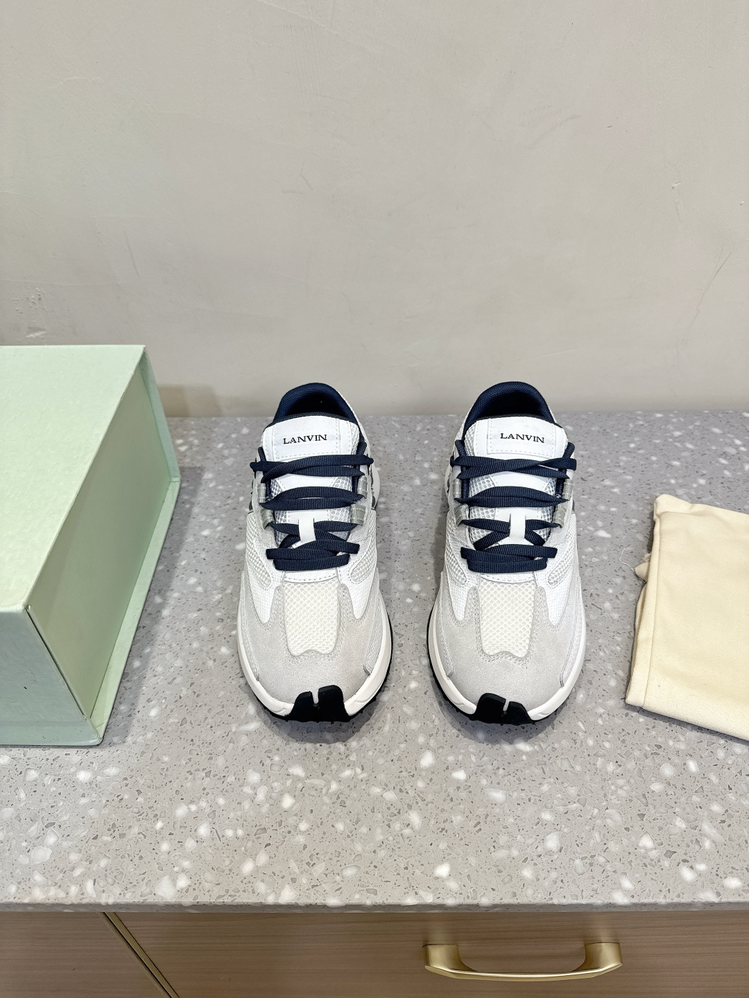 NO:464358,Lanvin Langfan Latest Jla series Couple style Mesh Thick Sole Casual Sports Shoes Running Shoes Original Purchase and Development Made Production This men and women sports shoes are light and comfortable, and the mesh design makes the upper lighter. It is not afraid of stuffy feet. The shoes look fashionable with skirts and trousers. The upper is decorated with LANVIN classic J logo. The curved lines pay tribute to the circular elements of the LANVIN logo, showing the brand's ingenuity. This shoe combines sports, fashion and craftsmanship. The fabric uses original imported mesh/cowhide, inner footbed breathable mesh, original customized foam TPU rubber sole, size 35-44 (female size 40, male size 45 customized, no return or exchange), casual shoes/sports, sneakers, skirts, cowhide19860909Lanvin 浪凡 最新Jla系列 情侣款 网面 厚底 休闲 运动鞋 跑鞋 原版购入开发 做货 这款男女同款运动鞋轻便舒适,网片设计让鞋面更轻盈.不怕脚闷,鞋子搭配裙装裤装都显时尚.鞋面饰以LANVIN经典J 标志 弯曲线条致敬LANVIN标志的圆形元素,展现品牌匠心.这款鞋履集运动、时尚、工艺于一身 面料采用原版进口网面/牛皮 内里垫脚透气网 鞋底原版定制发泡TPU橡胶大底 码数35-44（女码40,男码45定做不退换）,休闲鞋/运动鞋,sneakers,skirts,cowhide,Women's Shoes