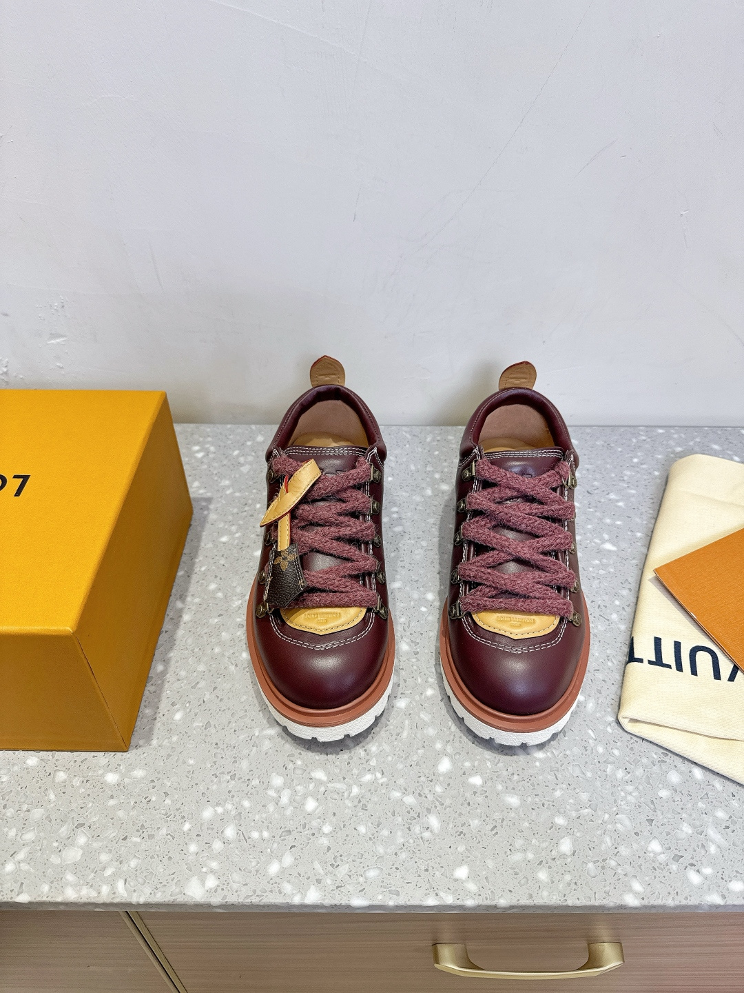 NO:465811,Louis Vuitton Remix series couples hiking boots lace-up thick sole derby shoes This LV Remix lace-up shoes draws inspiration from classic hiking boots and creates an avant-garde configuration in a new proportion. The cowhide upper is equipped with thick laces and Monogram floral inscription lace buckles, Monogram canvas key bag and leather rear loop with eye-catching and bright lines greets the brand leather goods series design. The thick rubber outsole perfects the overall fabric is made of original imported cowhide, inner footbed breathable mesh, original custom non-slip rubber outsole Size35-44 (female size 40, male size 45 custom made without return), loafers, louis vuitton, louis vuitton, louis  vuitton,loafers,boots,cowhide19860909Louis Vuitton 路易威登 Remix系列 情侣款 登山靴 系带 厚底 德比鞋 这款LV Remix 系带鞋向经典登山靴撷取灵感,以崭新比例塑造前卫构型.牛皮革鞋面配有加粗鞋带和 Monogram 花卉铭纹鞋带扣,Monogram 帆布钥匙包和饰有醒目明线的皮革后袢致意品牌皮具系列设计.厚实橡胶外底完善整体 面料采用原版进口头层牛皮 内里垫脚透气网 鞋底原版定制防滑橡胶大底 Size35-44（女码40,男码45定做不退换）,乐福鞋,louis vuitton,louis vuitton,louis vuitton,loafers,boots,cowhide,Women's Shoes