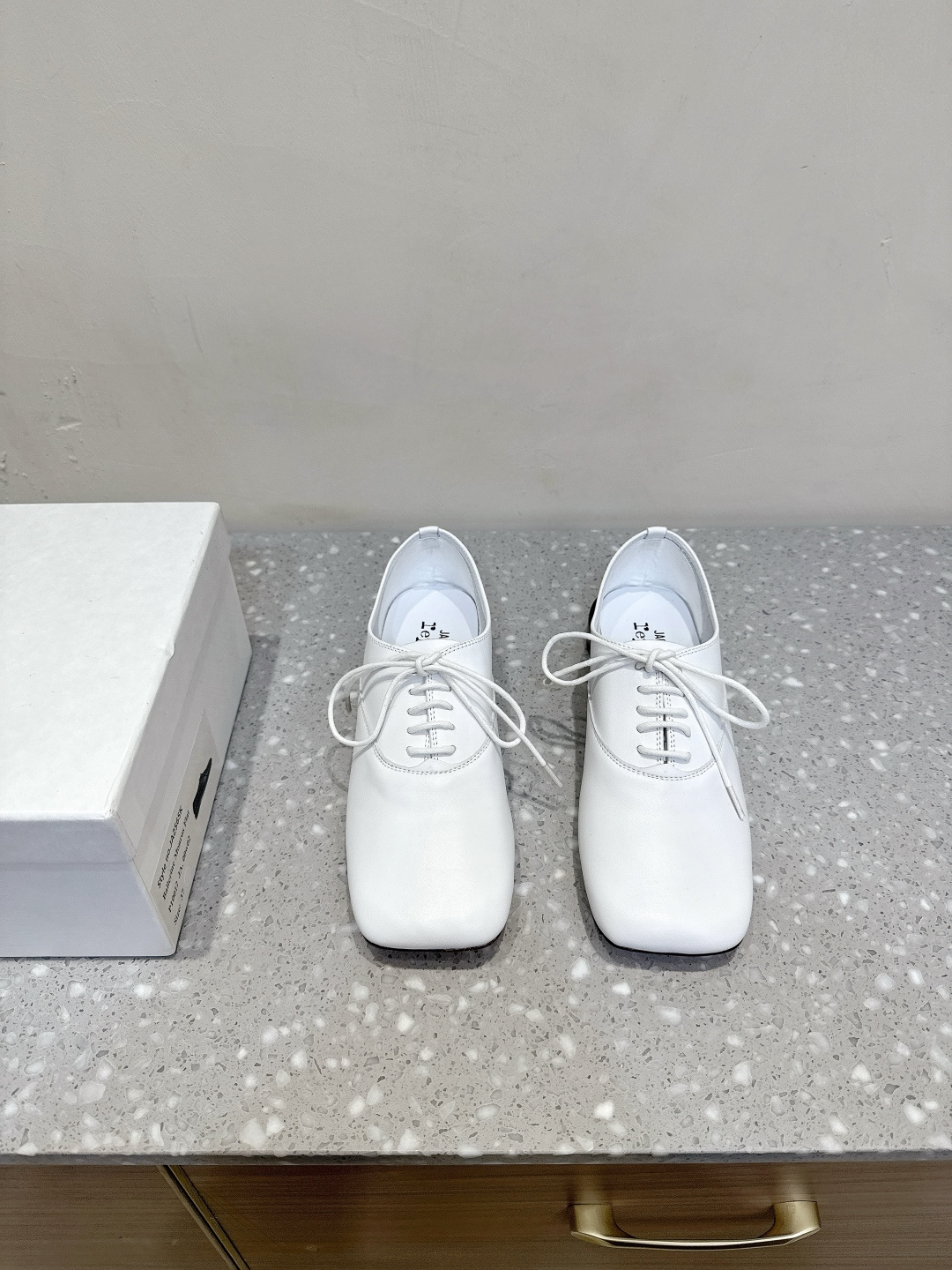 NO:465806,JACQUES Niche trend brand 25ss Spring and Autumn new style Square toe Lace-up small leather shoes Large square toe design is the soul of this pair of leather shoes. It breaks through tradition and leaves space for free breathing for the toes. Square lines are simple and neat, with a retro and modern feel. It seems to come from the fashionable pictorial of the last century, but it perfectly adapts to the current fashion context, injecting a unique and free temperament into the overall shape. The fabric is made of original imported cowhide, inner footbed sheepskin, original custom-made Italian imported leather sole size35-39 (40.41 custom made without return or exchange), Mary Jane, mary jane, cowhide, sheepskin, Leather soles19860909JACQUES 小众潮牌 25ss春秋新款 方头 系带 小皮鞋 大方头设计是这双小皮鞋的灵魂所在 它突破传统 为脚趾留出自由呼吸的空间 方正的线条 简洁利落 自带复古摩登感 像是从上个世纪的时髦画报中走来 却又完美适配当下的时尚语境 为整体造型注入一份独特的洒脱气质. 面料采用原版进口牛皮 内里垫脚羊皮 鞋底原版定制意大利进口真皮大底 size35-39（40.41定做不退换）,玛丽珍,mary jane,cowhide,sheepskin,Leather soles,Women's Shoes