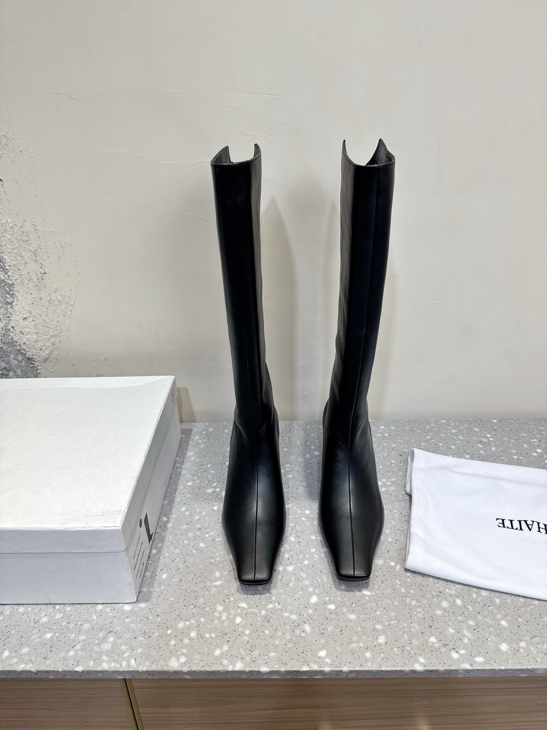 NO:465799,Khaite niche trendy brand 25ss autumn and winter new style, high heels, pointed toe, long boots, small square toe and kitten heel, very stylish. The boot mouth is a bit obliquely cut, novel and not monotonous!  It looks good and looks good, and it is also very good to wear. I love it. I love it. I am lazy, French and European style, and I am so cool. I love it. Natural, comfortable, free and easy fashionable people!  The upper is made of original imported sheepskin/Yangjing noodles, inner foot pad sheepskin, original custom Italian leather outsole, size 35-39 (40.41 custom made without return), boots, boots, sheepskin, sheep, Leather soles19860909Khaite 小众潮牌 25ss秋冬新款 高跟 尖头 长靴 小方头加小猫跟,很有腔调的 靴口有点斜切设计,新颖不单调！ 好看好看,也很好穿搭,爱了爱 慵懒法欧风,飒爆了 自然舒适洒脱时髦精最爱！ 鞋面采用原版进口羊皮/羊京面 内里垫脚羊皮 鞋底原版定制意大利真皮大底 码数35-39（40.41定做不退换）,靴子,boots,sheepskin,sheep,Leather soles,Women's Shoes
