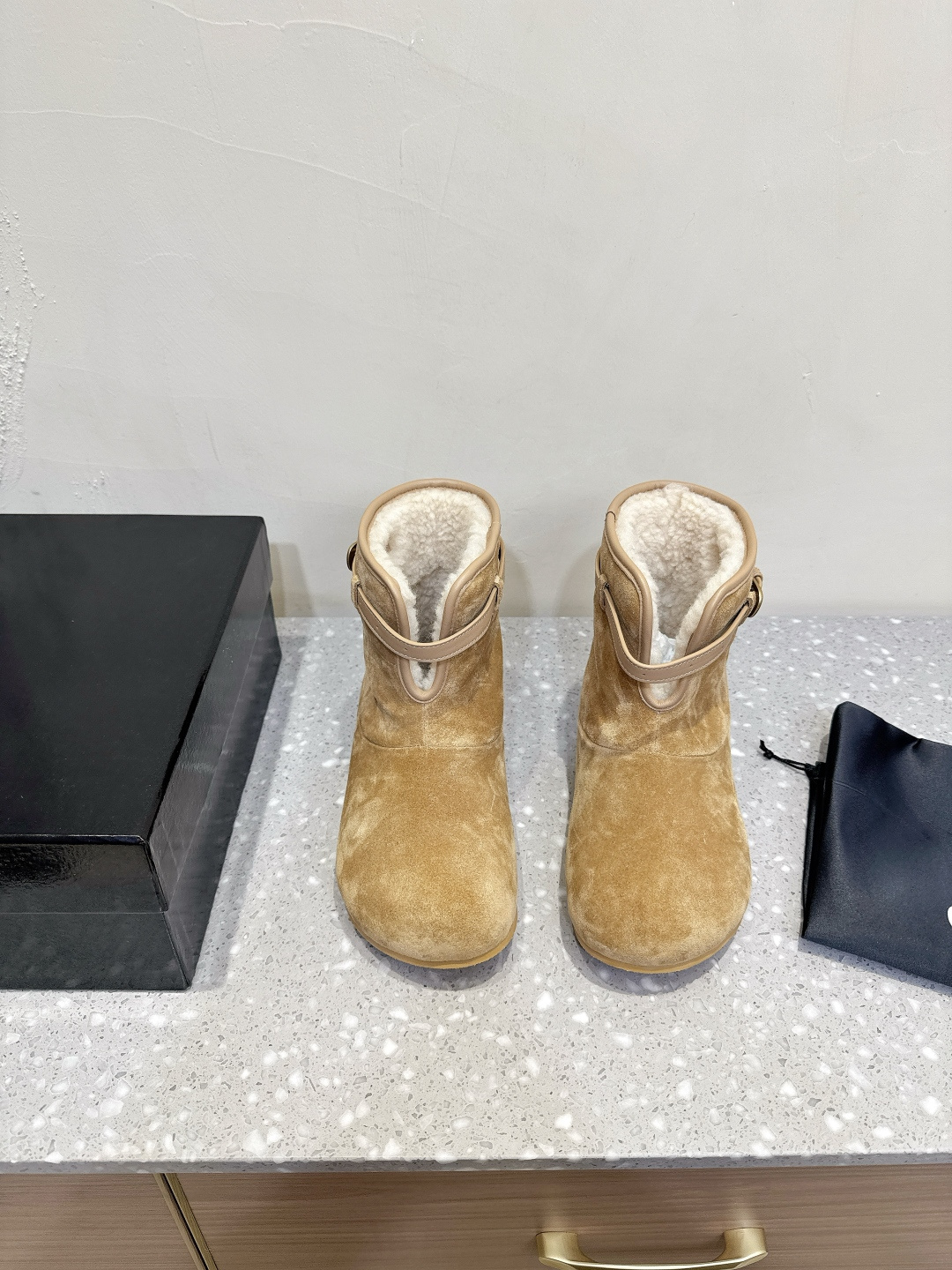 NO:465805,Untitlab niche trendy brand 25ss autumn and winter new style, round toe, snow boots, same style as stars!  Brush Xiaohongshu is super soft and glutinous, continuing the classic big-head design, and the arc-shaped toe has enough space to stretch and fit the foot shape. It adopts an adjustable buckle and flip-out design, making it easy to put on and take off. The upper uses original imported beef tiles/cowhide, inner foot pad wool, original customized rubber non-slip sole, size 35-39 (40 customized, non-return and exchange), boots, boots, cowhide19860909Untitlab 小众潮牌 25ss秋冬新款 圆头 雪地靴 明星同款！刷爆小红书超级软糯糯 延续经典大头设计,圆弧形鞋头有足够的空间伸展贴合脚型. 采用可调节扣加翻口设计,穿脱轻松一脚蹬 鞋面采用原版进口牛猄/牛皮 内里垫脚羊毛 鞋底原版定制橡胶防滑大底 码数35-39（40 定制不退换）,靴子,boots,cowhide,Women's Shoes