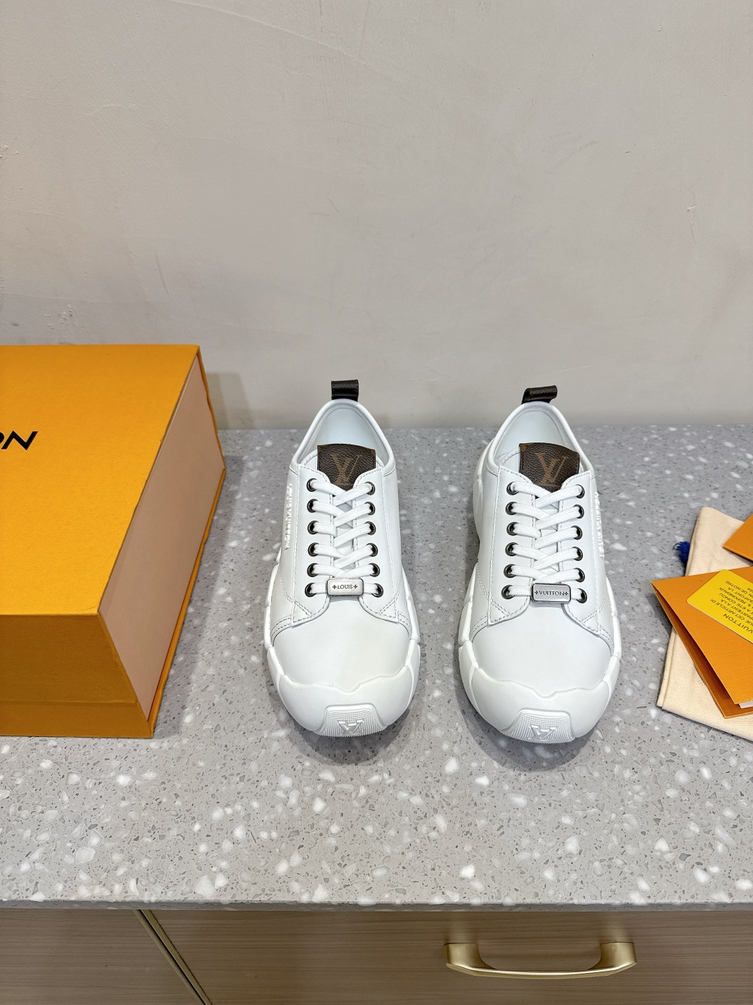 NO:475434,(with the official airplane box packaging) Louis Vuitton 25 models LV Louis Vuitton autumn and winter new thick-soled white shoes casual shoes are cute and age-reducing. They are not afraid of making their legs look short. When worn, they look thin and straight. They are super recommended!  Simple and easy to match makes your legs look long!  Full texture, clear texture and shiny. The shoe uses soft cowhide leather to create a soft upper, combined with a thick but light rubber outsole, interpreting the trendy style of both hard and soft. The upper uses original imported calf leather, inner footbed sheepskin, outsole original customized TPU rubber outsole Size34-40 (34.40 custom made without return), casual shoes/sports shoes, louis vuitton, louis vuitton, louis vuitton, louis vuitton, sneakers, cowhide, sheepskin19860909（配官网飞机盒包装） Louis Vuitton 25款LV 路易威登秋冬新厚底小白鞋 休闲鞋 可爱十足非常减龄,完全不害怕显腿短,穿上后显得腿又瘦又直,超级推荐！ 简约好搭超显腿长！质感满满,纹理清晰,有光泽. 鞋以柔软牛皮革塑造柔美鞋面,结合厚实而不失轻盈的橡胶外底,诠释刚柔并济的潮流格调. 鞋面采用原版进口小牛皮 内里垫脚羊皮 大底原版定制TPU橡胶大底 Size34-40（34.40订做不退换）,休闲鞋/运动鞋,louis vuitton,louis vuitton,louis vuitton,sneakers,cowhide,sheepskin,Women's Shoes