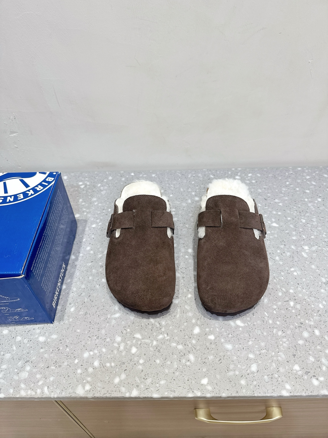 NO:475392,BIRKENSTOCK 25ss autumn and winter new fur shoes, plush cork slippers, Arizona series, the classic Birkenstock is launched strongly, one brand is a shoe type, its structure is completely free and comfortable to build due to the ergonomic design, so the structure of its foot bed is completely fitting the curve of the foot. Comfortable and light, plus the curve fits the foot arch, and cork latex has a certain shrinkage, which can fit the foot shape after wearing for a long time, making it easy to walk. The fabric is made of original imported Niujing inner foot mat wool, original customized EVA rubber sole Size35-40 (40 customized, non-return and exchange), semi-torque, birdstock, slippers19860909BIRKENSTOCK 博肯 25ss秋冬新款 毛毛鞋 加绒软木拖鞋外穿Arizona系列 万年经典勃肯强势推出,一个品牌就是一个鞋子类型,其构造鉴于人体工学设计,让脚完全解放舒适打 造的,所以其脚床的构造完全贴合脚的弧度. 舒适还轻便,再加上弧度贴合脚弓,而且软木乳胶有一定的收缩性,长时间穿着后能贴合脚型,让走 路毫不费劲. 面料采用原版进口牛京 内里垫脚羊毛 鞋底原版定制EVA橡胶大底 Size35-40（40 订做不退换）,半拖,birkenstock,slippers,Women's Shoes