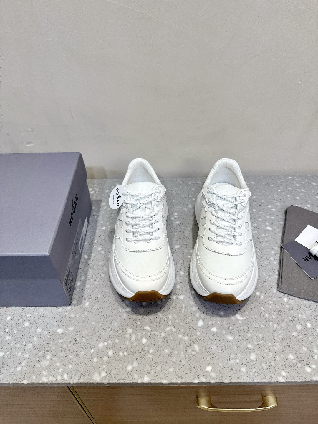 NO:475413,HOGAN 25ss autumn and winter new style, thick-soled dad shoes because it is indeed light and high-rise, and does not tiring your feet when walking!  The purest brown tail embellishment and heel are all high-end, classic and versatile!  Lightweight super soft memory foam pad with super high rebound value!  !  No need to run in, travel immediately, the foot feels comparable to coconut shoes, it's like stepping on the clouds. The upper is made of original imported cowhide, inner foot pad lambskin, original customized rubber sole, Size35-40 (40 custom made without return or exchange), casual shoes/sports shoes, hogan, sneakers, cowhide, sheepskin19860909HOGAN 霍根 25ss秋冬新款 厚底 老爹鞋 因为它确实又轻又增高走路不累脚！最纯粹的棕尾点缀后跟,尽显高档,经典百搭不挑人！ 轻盈超软记忆棉垫,回弹值超高！！无需磨合,即刻出行,脚感和椰子鞋不相上下,就像踩在云朵里 鞋面采用原版进口牛皮 内里垫脚小羊皮 鞋底原版定制橡胶大底 Size35-40（40订做不退换）,休闲鞋/运动鞋,hogan,sneakers,cowhide,sheepskin,Women's Shoes