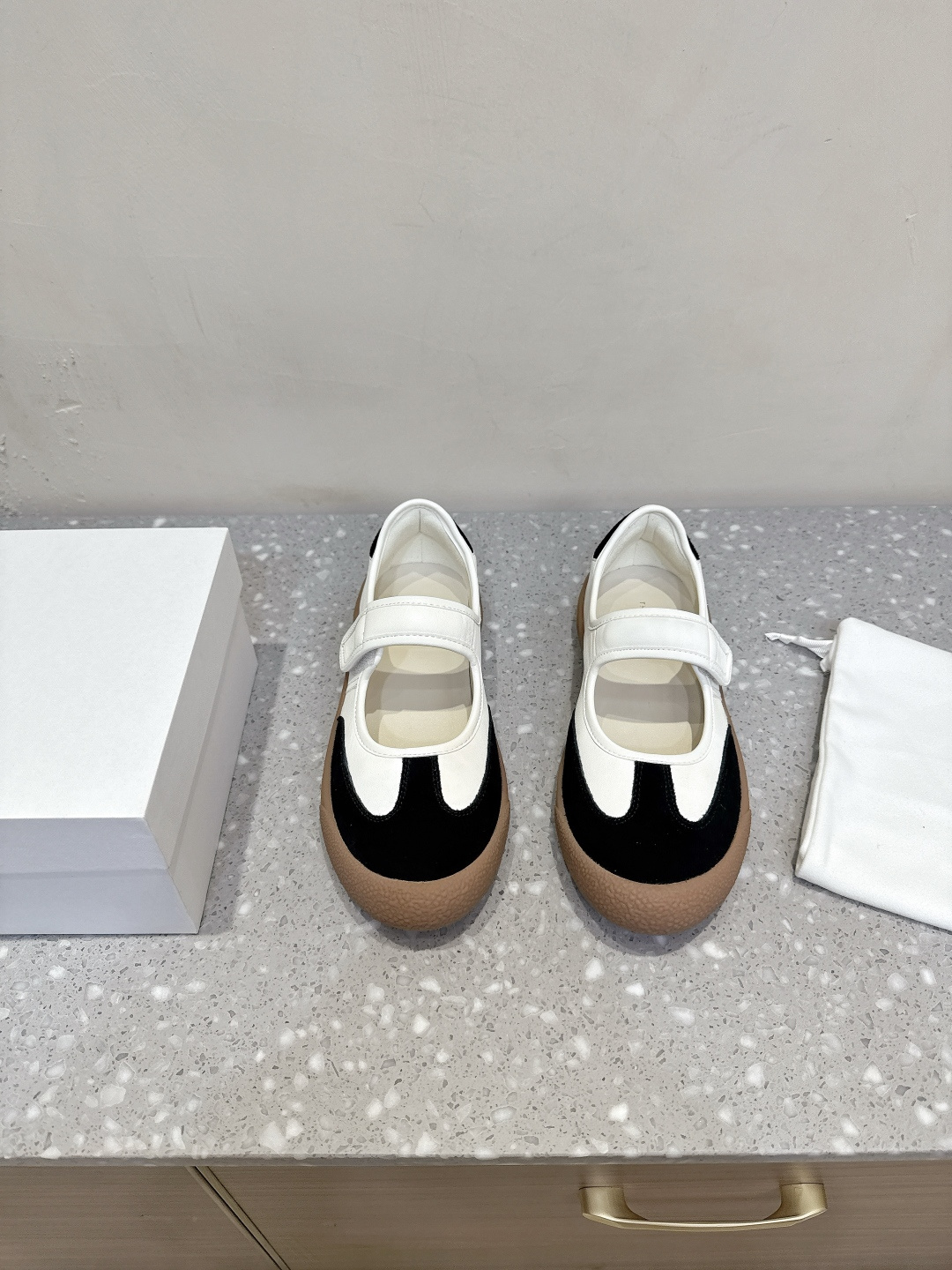 NO:475408,(Dongguan goods) THEROW 25ss autumn and winter new style Velcro, Mary Jane single shoes because it is indeed the 'universal invisible brand' in the closet!  This kind of shoes with a little retro academy temperament has the kind of girlish obedience and dark cool and high-end style. It is the kind of shoes that 'it won't be inconsistent when you go to the art gallery'. It is paired with white lace mid-tube stockings + doll skirt = Lolita-style sweet and silly round head design, retro and cute, and it shows its temperament very well. No matter which style you match it, you can perfectly control it!  The upper is made of imported titanium velvet and cowhide splicing materials, which is super comfortable to touch. The fur is as delicate as a cloud, and it is very skin-friendly when worn. The color is also very high-end, not the very exaggerated bright color, but a low-key and textured tone. The shoes are particularly light and breathable, and it is the best to wear in autumn. We are direct suppliers from the manufacturer, and this quality is really worth keeping yourself a pair!  The upper is made of original imported cowhide/Niujing inner footbed sheepskin original customized rubber outsole size 35-39 (40 customized without return or exchange), single shoes Mary Jane, mary jane, skirts, cowhide, sheepskin19860909（东莞货）THEROW 25ss秋冬新款 魔术贴 玛丽珍 单鞋 因为它确实是衣橱里的「万能隐形牌」！这种带点复古学院气质的鞋款,既有少女的乖巧感,又有暗黑系的冷调高级,属于那种「穿着去逛美术馆也不会违和」的鞋子, 搭配白色蕾丝中筒袜+娃娃裙=洛丽塔式甜丧风 圆头的设计,复古又可爱,非常的显气质,无论搭配哪种风格都能完美驾驭！ 鞋面用的是进口胎牛反绒和牛皮拼接材质, 摸起来超级舒服,绒毛细腻得像云朵一样柔软,穿上脚特别亲肤. 颜色也很高级,不是那种很夸张的亮色, 而是低调又有质感的色调. 鞋子特别轻巧,透气性超好,秋天穿再合适不过了. 我们是厂家直供,这个品质真的值得给自己留一双！ 鞋面采用原版进口牛皮/牛京 内里垫脚羊皮 鞋底原版定制橡胶大底 码数35-39（40定做不退换）,单鞋玛丽珍,mary jane,skirts,cowhide,sheepskin,Women's Shoes