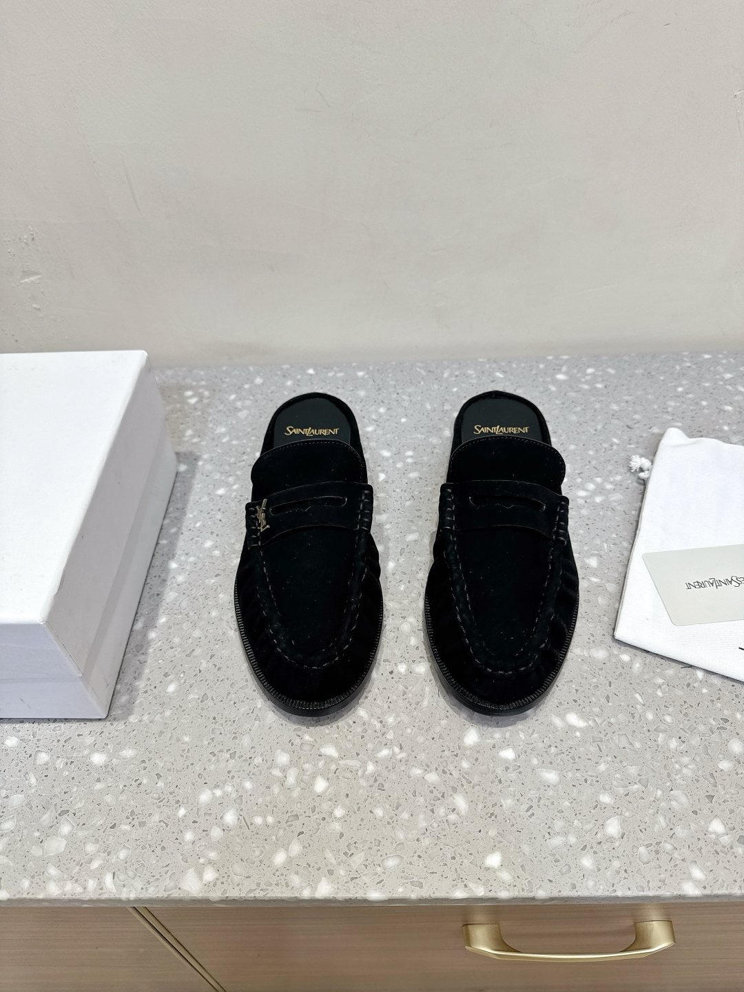 NO:475403,Saint Laurent 25ss autumn and winter new style Love semi-trailer leather shoes Super super super popular style. It is perfect, and the foot effect is very comfortable, and the foot feels great. And no matter you match it with jeans, small suits, and skirts, it can be matched with natural. The upper is made of original imported cowhide/Niujing inner foot pad sheepskin original custom rubber sole Size35-39 (40.41.42.43 custom made without return), semi-trailer, saint laurent, saint laurent, loafers, skirts, jeans, cowhide, sheepskin19860909Saint Laurent 圣罗兰 25ss秋冬新款 乐福 半拖 小皮鞋 超级超级无敌火爆的一个款 简直完美到爆、而且上脚效果非常舒服,脚感很棒,而且无论你搭配牛仔裤,小西服,裙子,都能搭配自然 鞋面采用原版进口牛皮/牛京 内里垫脚羊皮 鞋底原版定制橡胶大底 Size35-39（40.41.42.43订做不退换）,半拖,saint laurent,saint laurent,loafers,skirts,jeans,cowhide,sheepskin,Women's Shoes