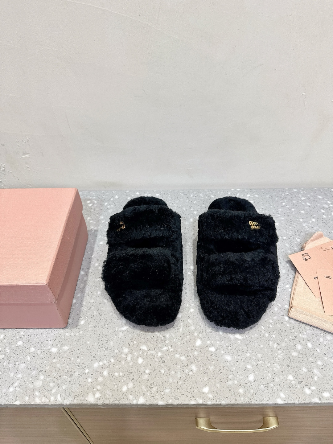 NO:475418,Miu Miu 25ss autumn and winter new style Velcro, hair drag, autumn and winter new favorite, versatile and fashionable items!  Whether you wear it at home or outside, it is a symbol of taste!  It's even more amazing with socks in autumn and winter. The feel is delicate, soft and silky. The sole is formed and anti-slip sole. The upper is made of original imported wool. The inner foot padded sheepskin. The sole is original customized rubber sole. Size35-39 (40.41 custom made without return or exchange), fur shoes and slippers, miumiu, slippers, sheepskin, socks19860909Miu Miu 缪缪 25ss秋冬新款 魔术贴 毛拖 秋冬新宠 百搭时髦单品！ 不管居家还是外穿都是品味的象征性！ 秋冬搭配袜子 那更是太绝太绝了 手感细腻柔软丝滑 大底是成型防滑底 鞋面采用原版进口羊毛 内里垫脚羊皮 鞋底原版定制橡胶大底 Size35-39（40.41订做不退换）,毛毛鞋拖鞋,miumiu,slippers,sheepskin,socks,Women's Shoes